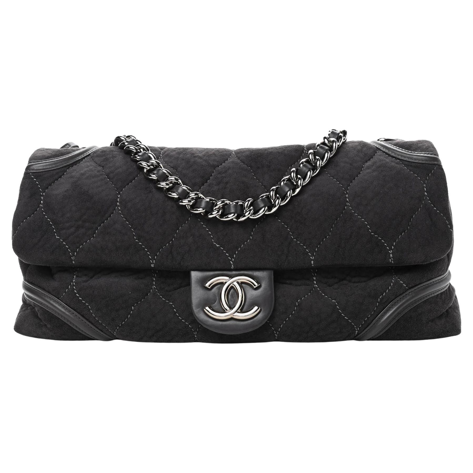 Chanel 2009 Vintage Grey Suede Shearling Extra Large Maxi Flap Bag In Good Condition For Sale In Miami, FL