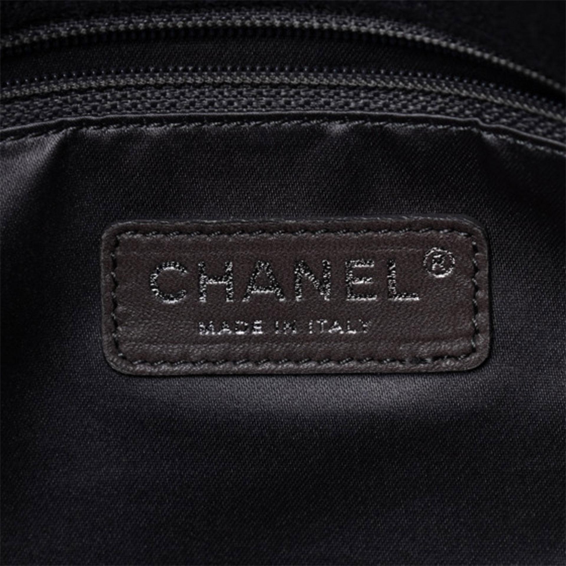 Sac à rabat extra large vintage Chanel 2009 en daim gris et peau de mouton en vente 5