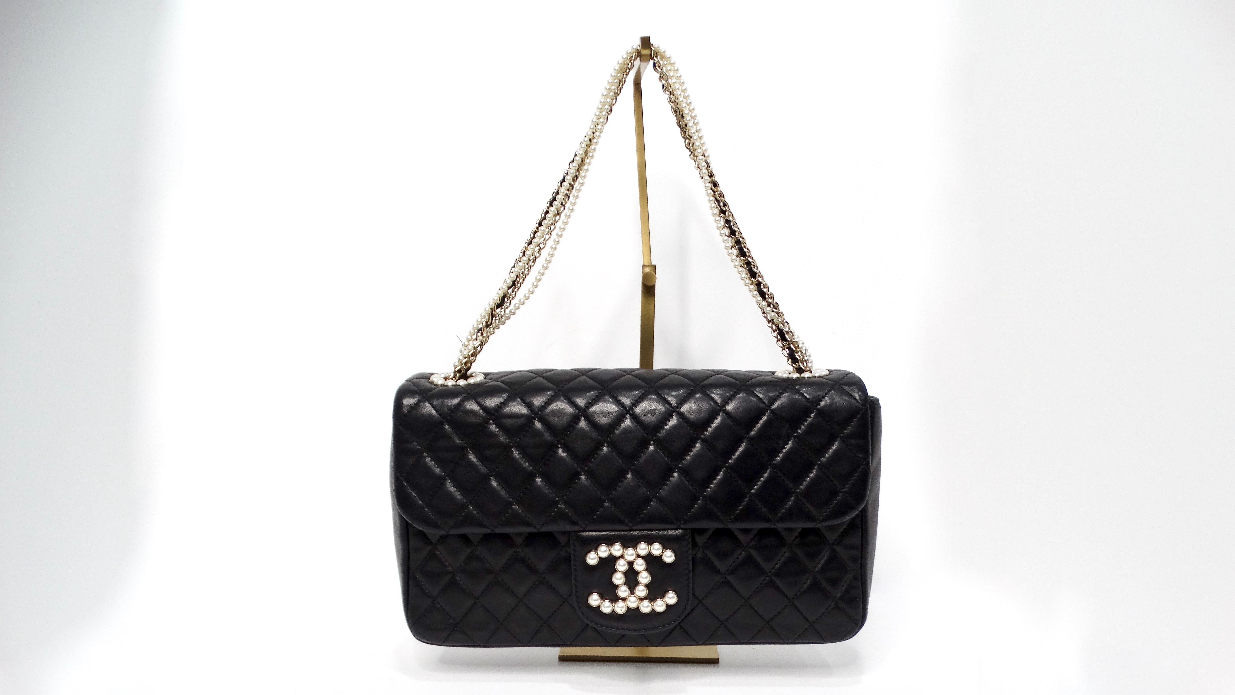 Le sac à rabat unique en cuir d'agneau noir matelassé Westminster 2009 de Chanel est une pièce intemporelle qui incarne l'élégance et la sophistication. Confectionné en somptueux cuir d'agneau, l'extérieur matelassé ajoute de la texture et de la
