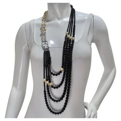 Chanel 2010 Mehrstrangige CC-Logo-Halskette aus schwarzem und elfenbeinfarbenem Harz mit Perlen