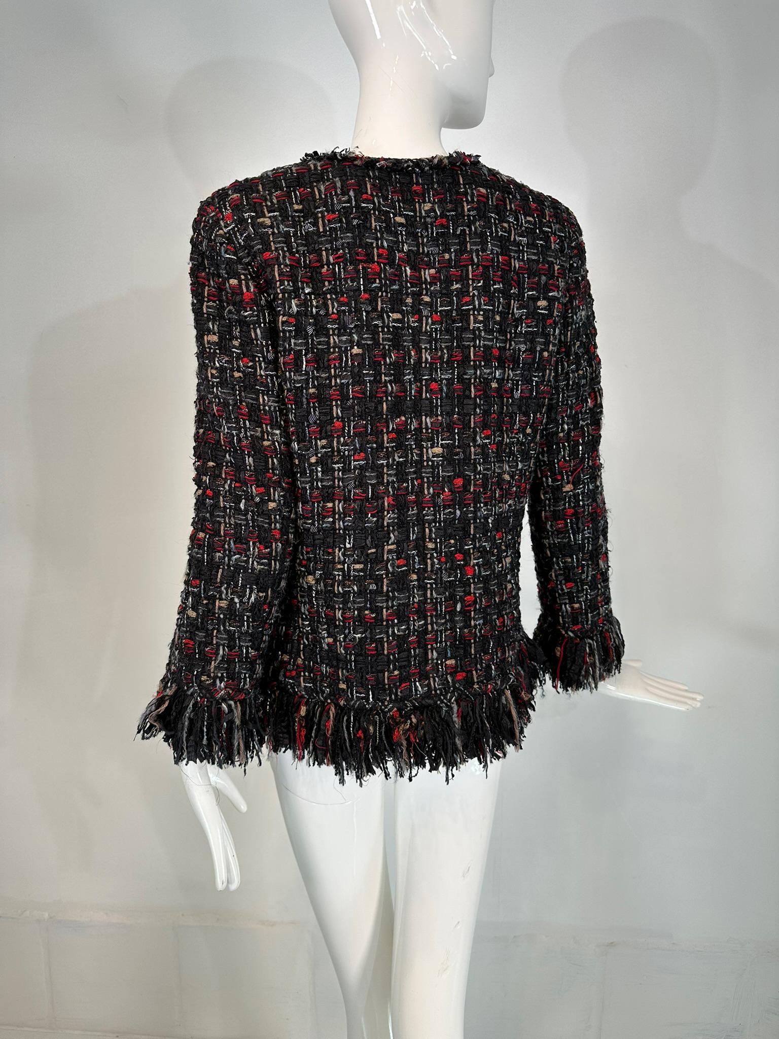 Chanel 2010 Negro Rojo Tan Chaqueta de tweed grueso con cremallera frontal y ribete de flecos 40 en venta 8