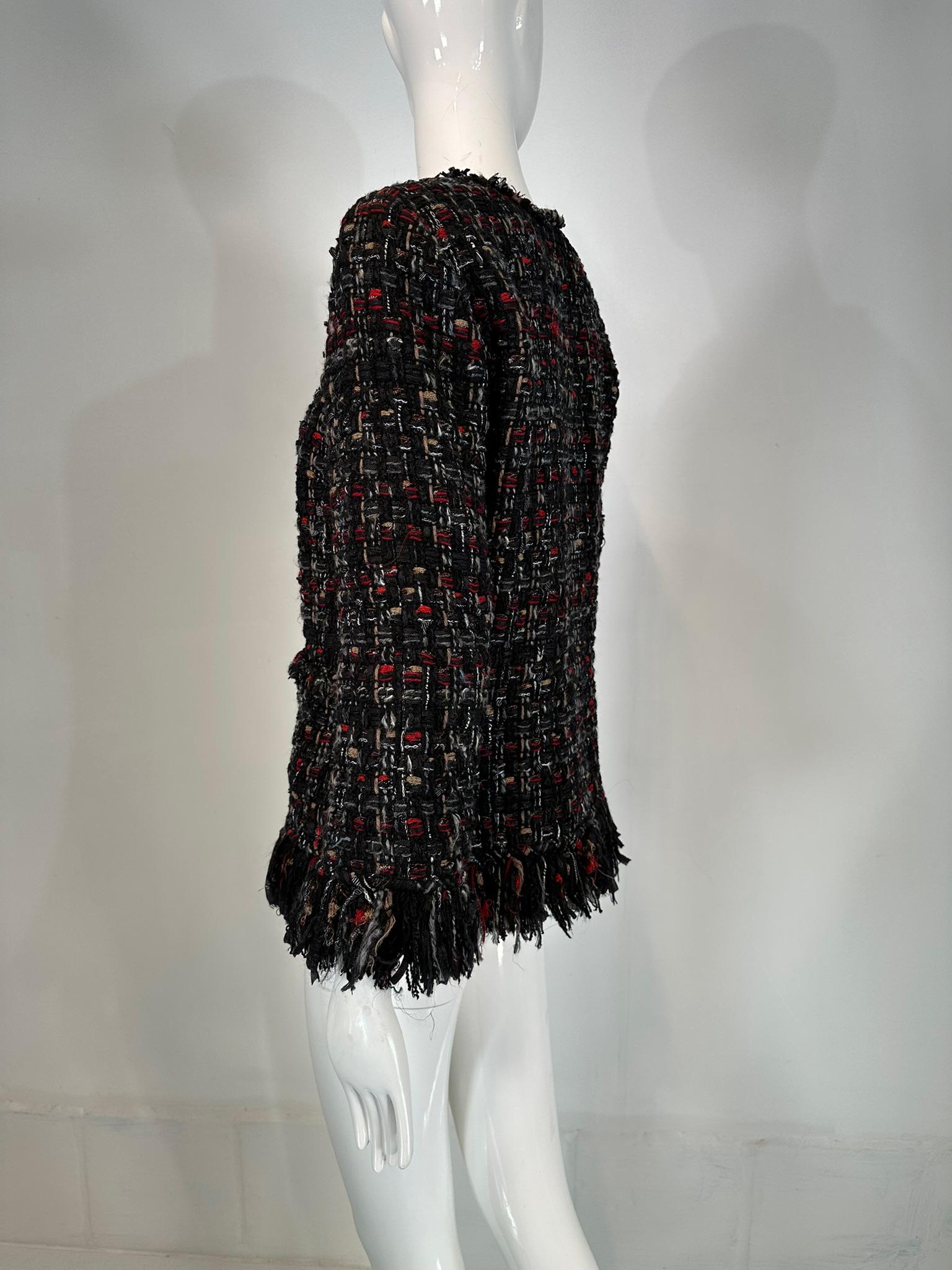 Chanel 2010 Negro Rojo Tan Chaqueta de tweed grueso con cremallera frontal y ribete de flecos 40 en venta 10