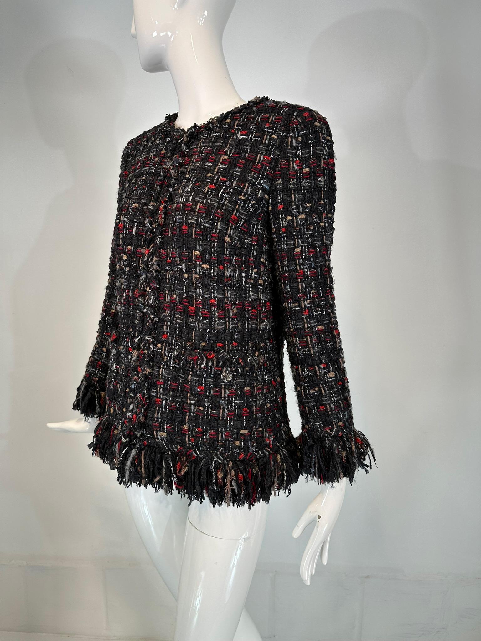Chanel 2010 Negro Rojo Tan Chaqueta de tweed grueso con cremallera frontal y ribete de flecos 40 en venta 12