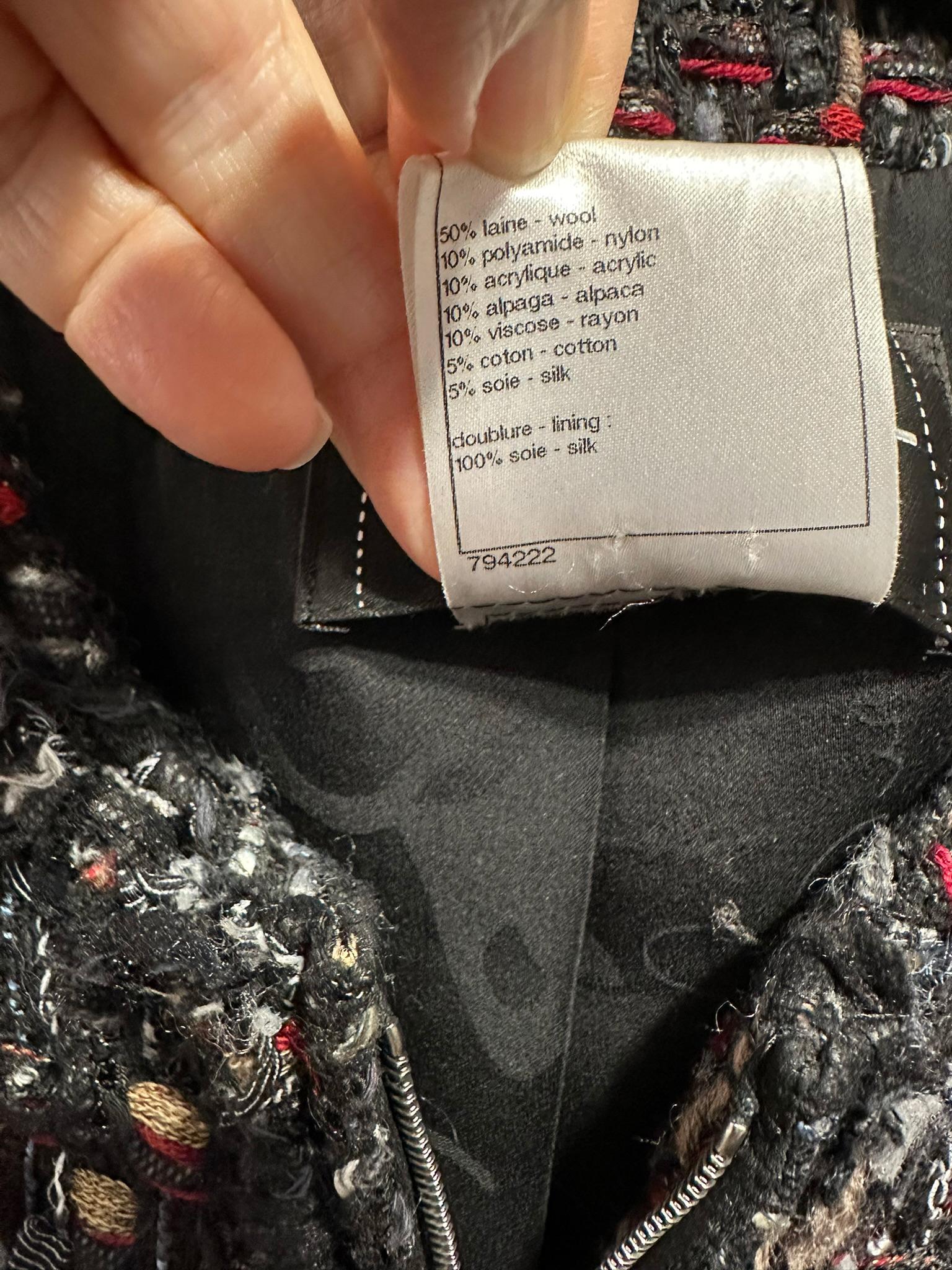 Chanel 2010 Negro Rojo Tan Chaqueta de tweed grueso con cremallera frontal y ribete de flecos 40 en venta 15