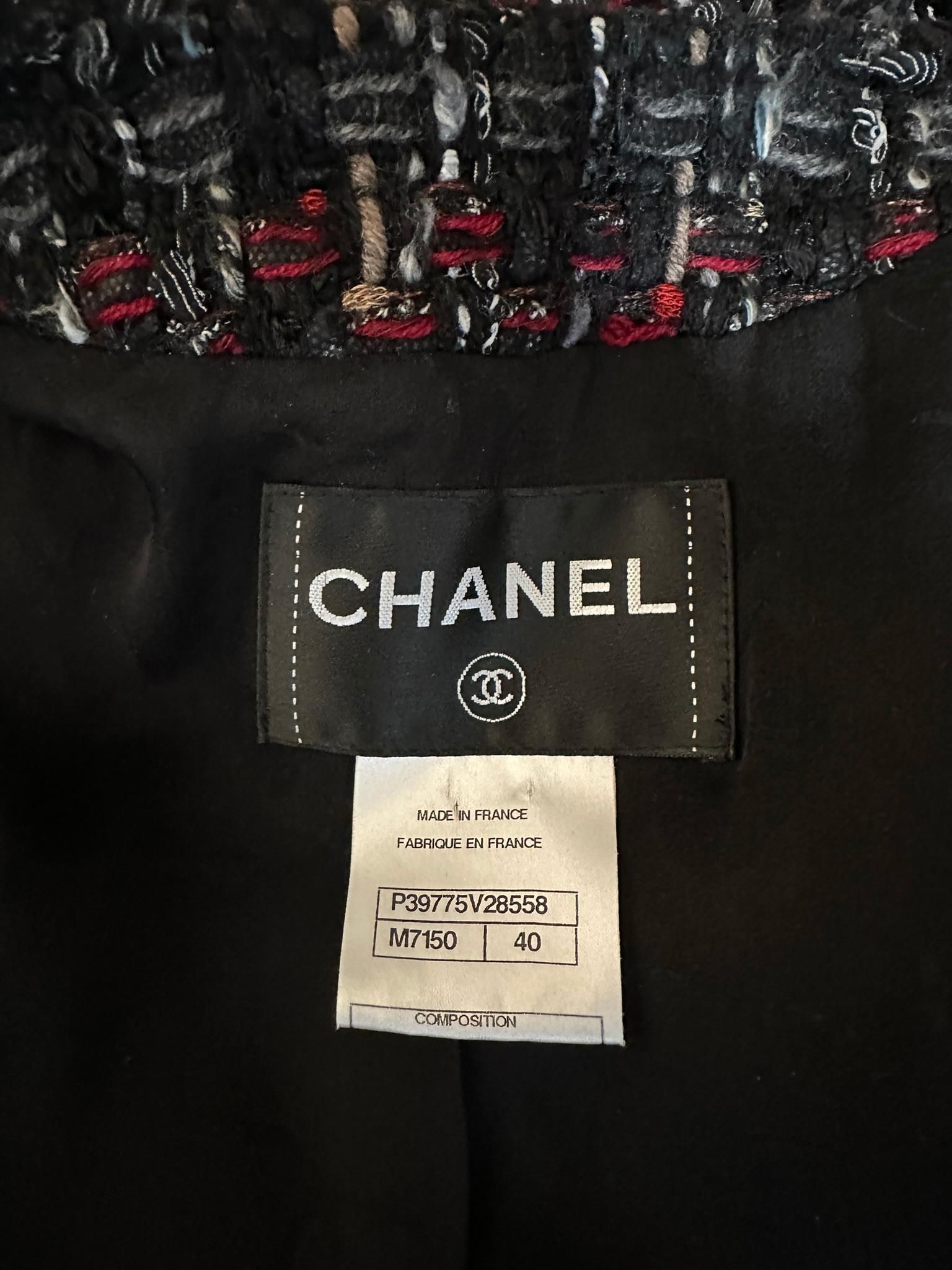 Chanel 2010 Negro Rojo Tan Chaqueta de tweed grueso con cremallera frontal y ribete de flecos 40 en venta 16