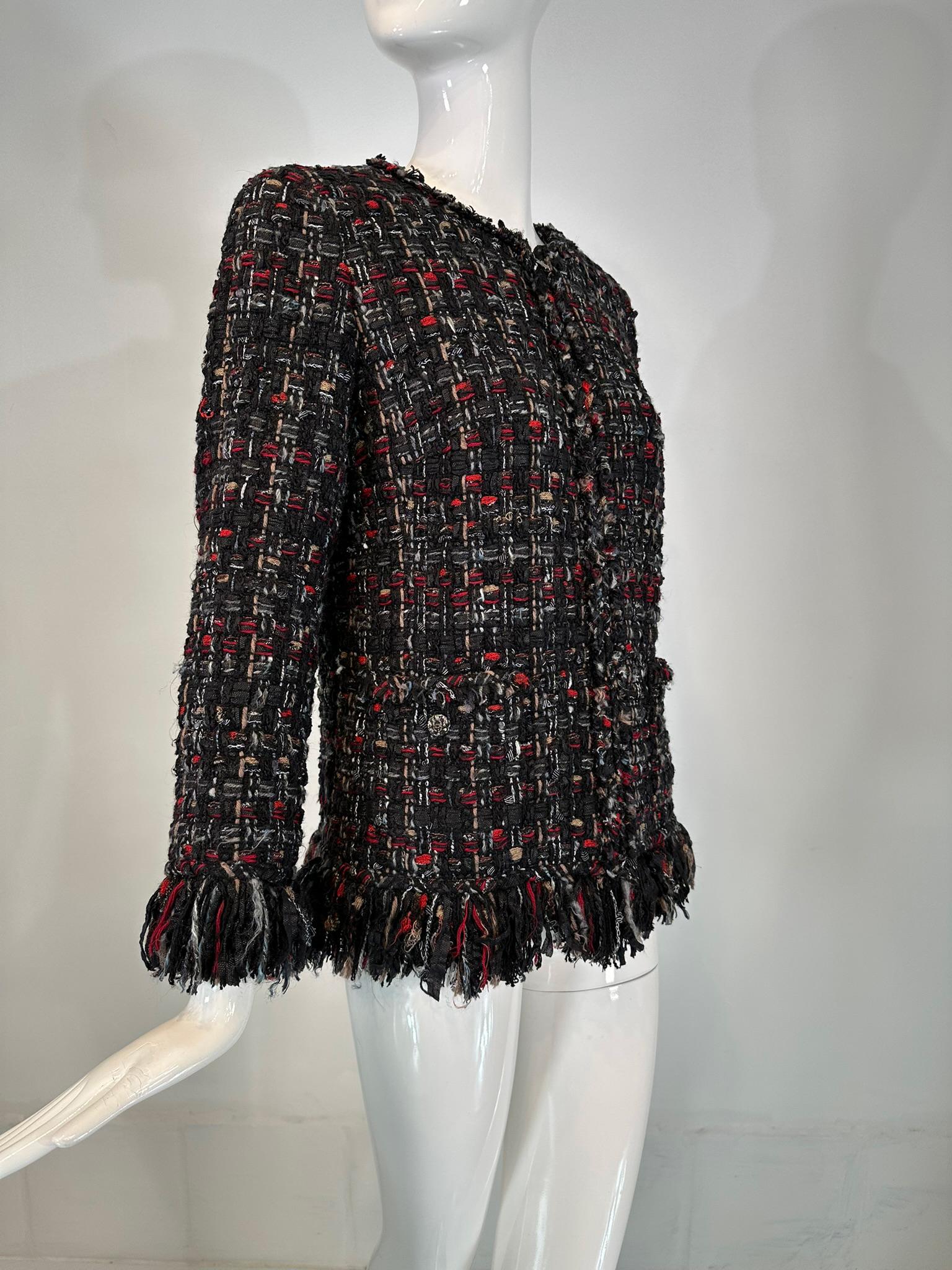 Chanel 2010 Negro Rojo Tan Chaqueta de tweed grueso con cremallera frontal y ribete de flecos 40 en Bueno estado para la venta en West Palm Beach, FL