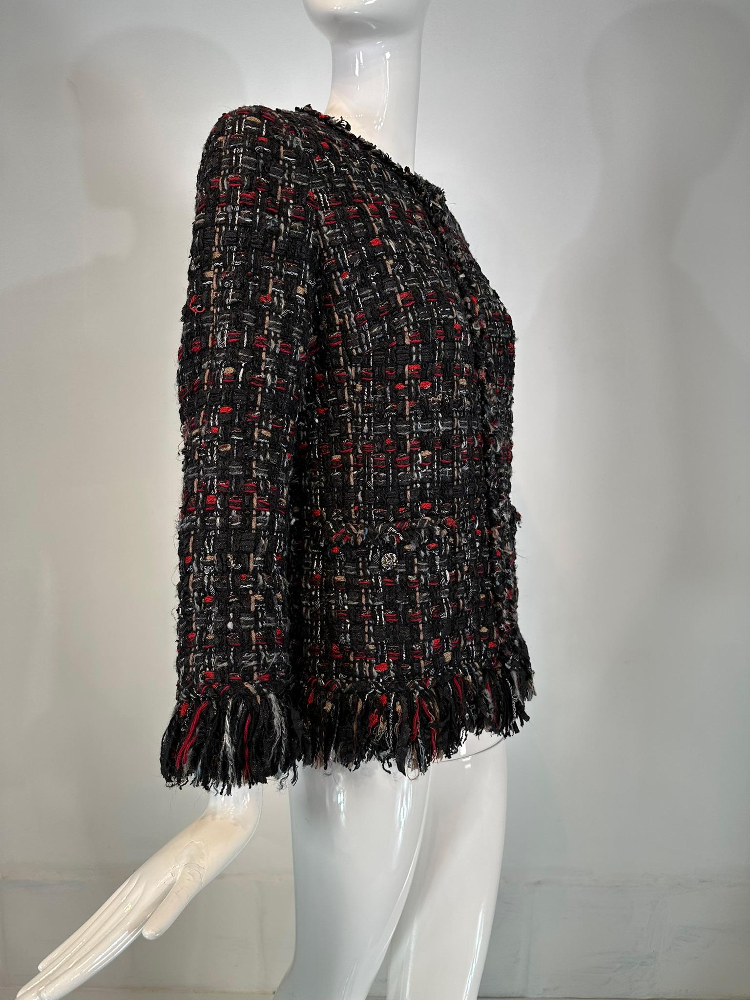 Femenino o masculino Chanel 2010 Negro Rojo Tan Chaqueta de tweed grueso con cremallera frontal y ribete de flecos 40 en venta