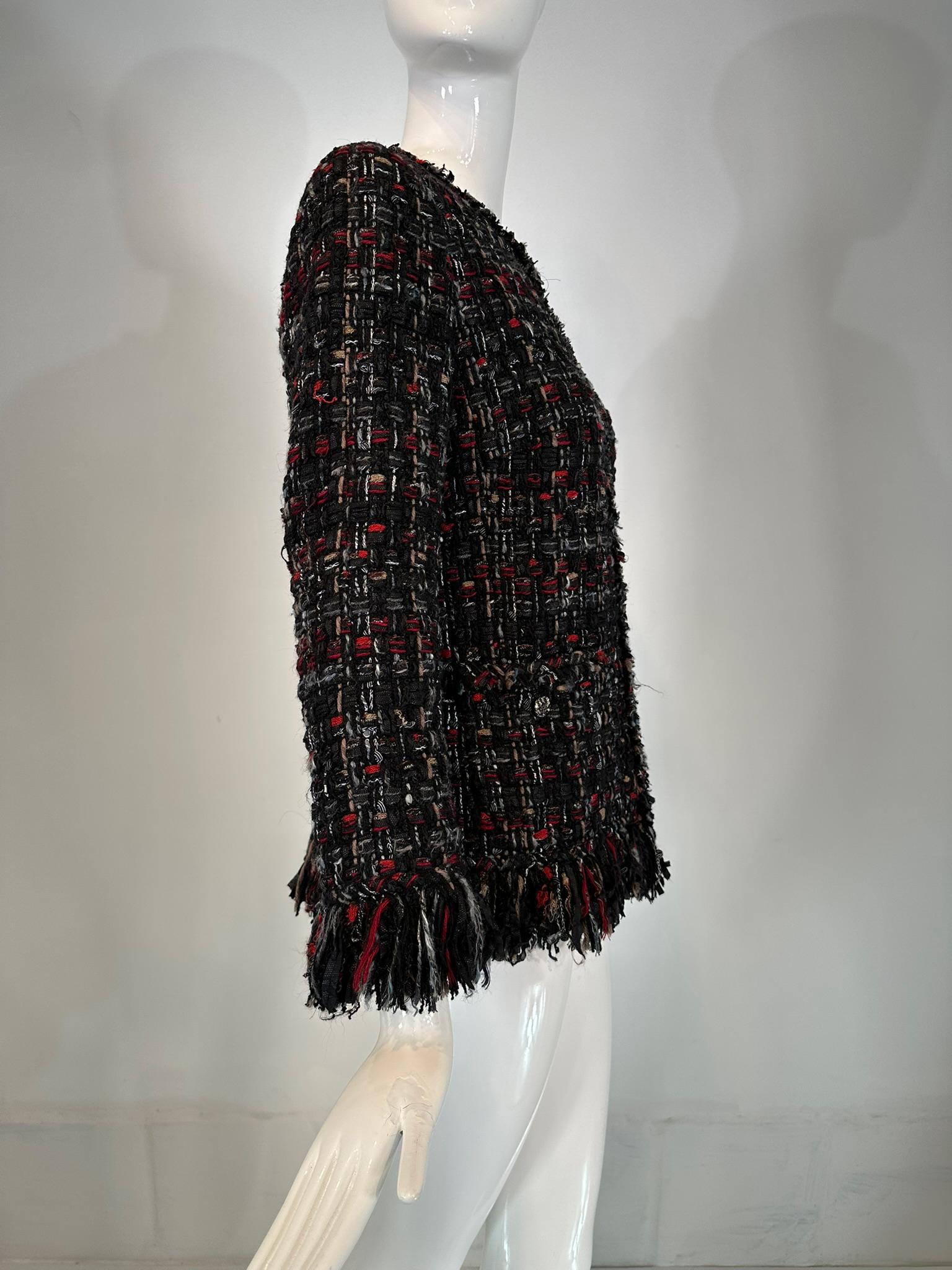 Chanel 2010 Negro Rojo Tan Chaqueta de tweed grueso con cremallera frontal y ribete de flecos 40 en venta 1