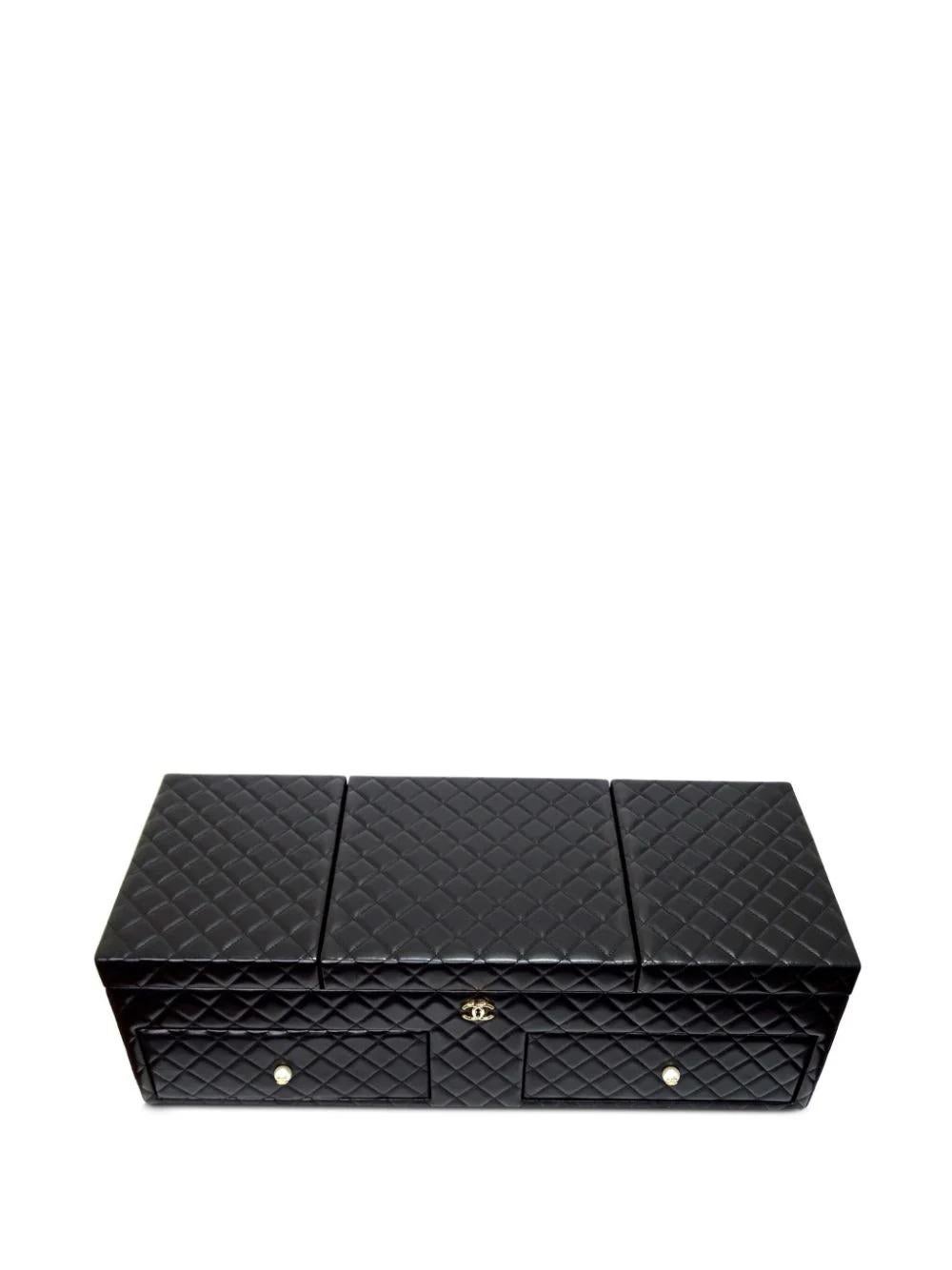 Chanel 2010 - Étui à bijoux géants en cuir d'agneau matelassé avec diamants en vente 2