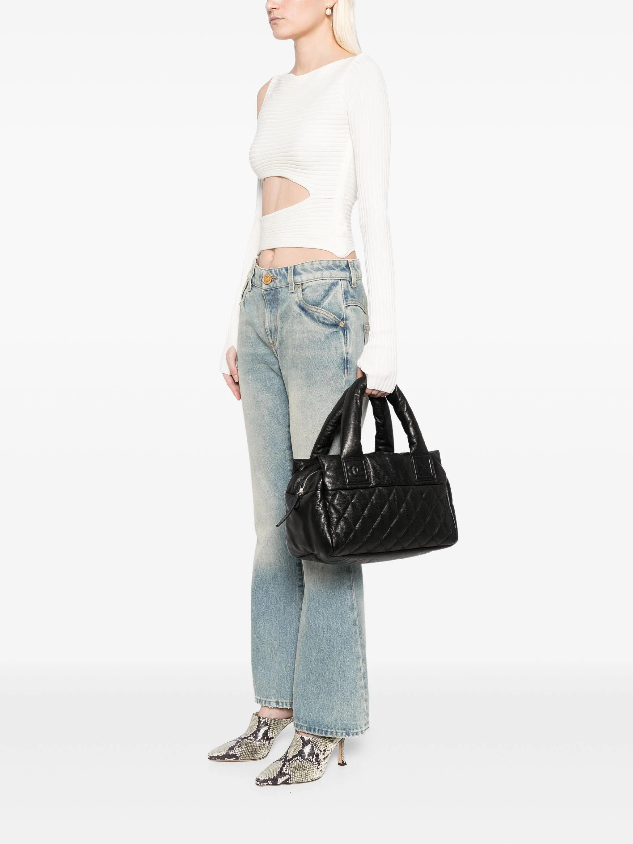 Chanel Medium Shopping Travel Tote Bag Plüsch Diamant gesteppt Kaviar Leder

Jahr: 2009-2010

Silberne Hardware 
Plüsch gestepptes Kaviar-Kalbsleder  
Erhöhtes CC Logo auf jedem Griff
Zwei seitlich offene Schlupffächer auf beiden Seiten
Hauptfach