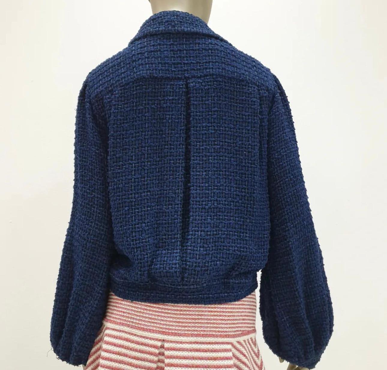 Chanel cropped bomber jacket in navy blue cotton tweed. Loose fit, logo button closure, patch pockets at the chest. Without lining.

Hanger is not included.

Sz.34

Very good condition.