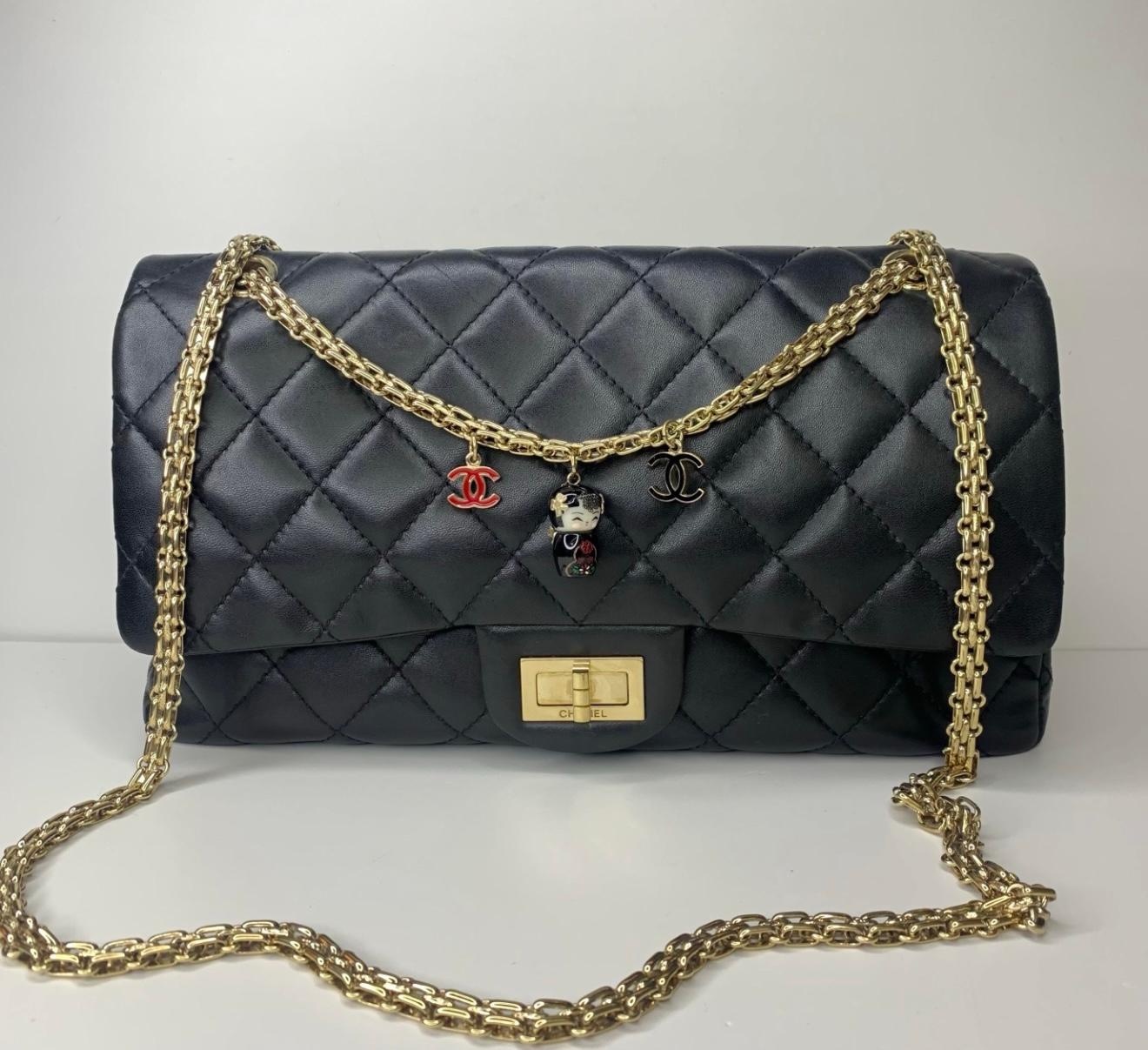 Chanel Shanghai Doll Reissue Flap - Edizione limitata da collezione

Una rara gemma da collezione, questa Chanel Shanghai Doll Reissue Flap è stata rilasciata in quantità estremamente limitate per celebrare l'apertura della boutique di Shanghai.