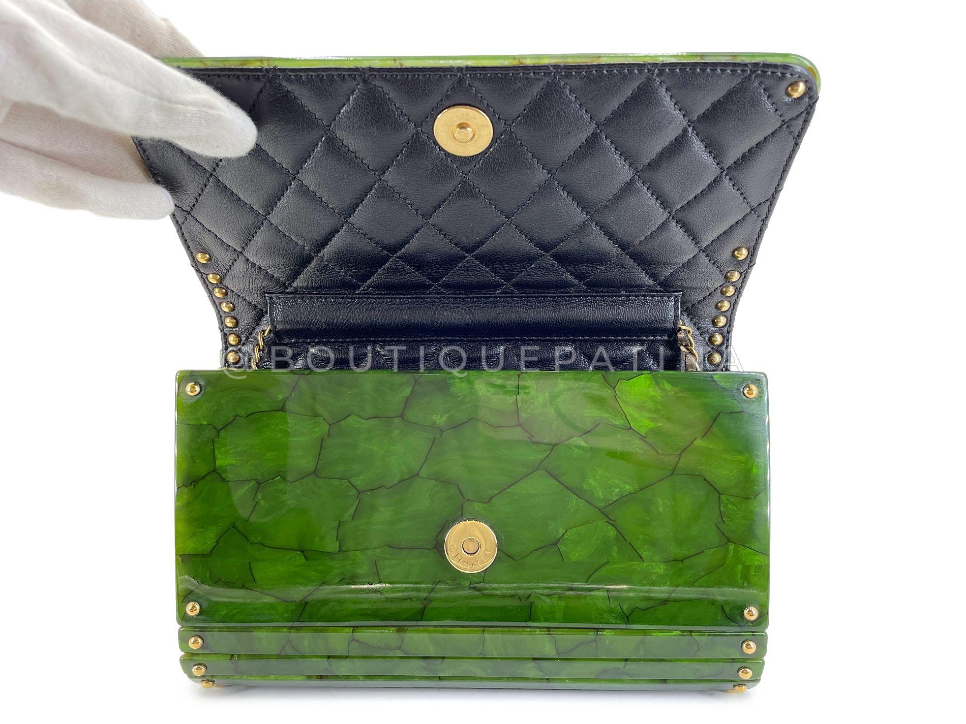 Chanel 2010 Paris-Shanghai Pochette en plexiglas vert jade sur chaîne 68527 en vente 5