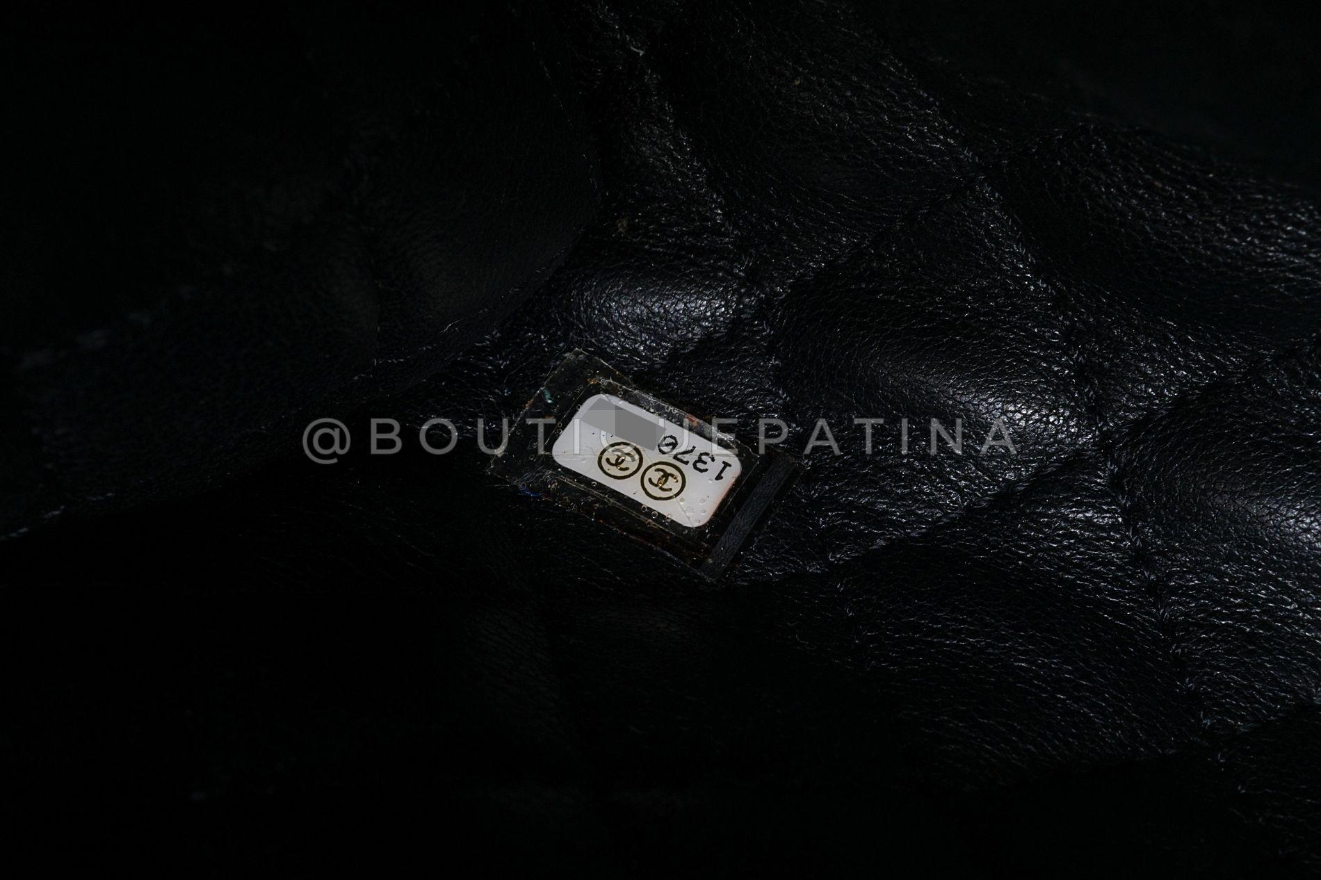 Chanel 2010 Paris-Shanghai Pochette en plexiglas vert jade sur chaîne 68527 en vente 8