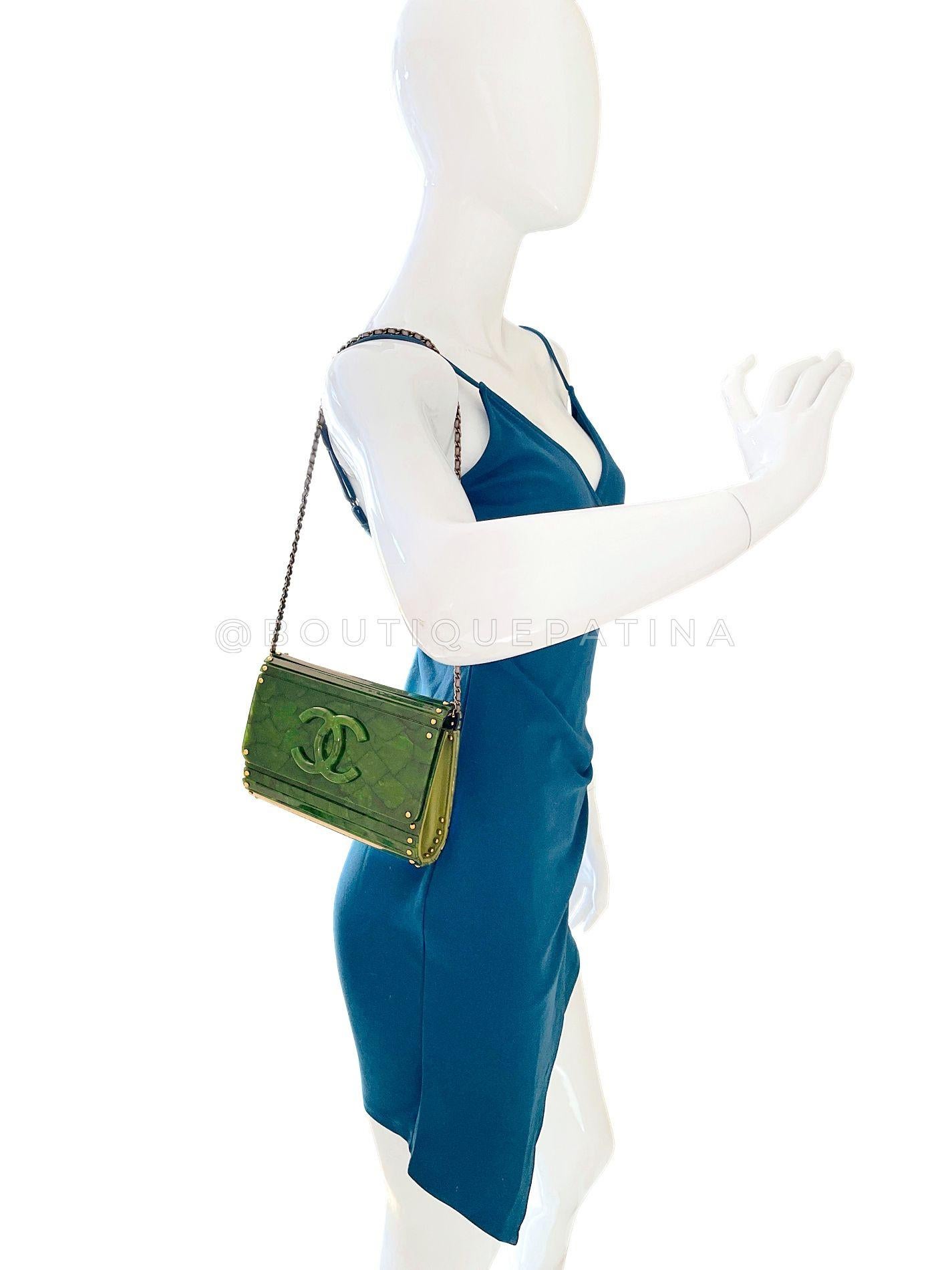 Chanel 2010 Paris-Shanghai Pochette en plexiglas vert jade sur chaîne 68527 en vente 10