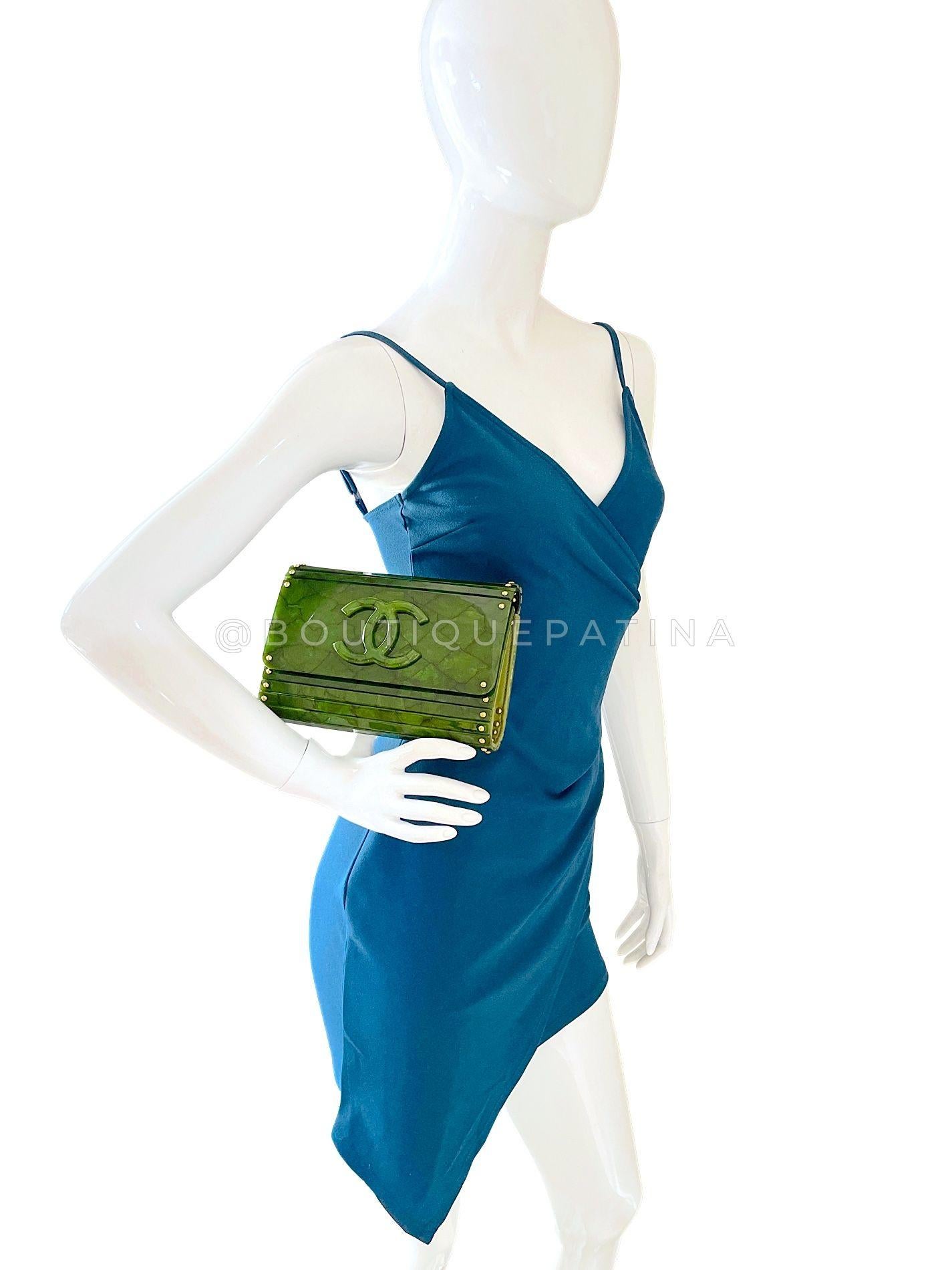 Chanel 2010 Paris-Shanghai Pochette en plexiglas vert jade sur chaîne 68527 en vente 11
