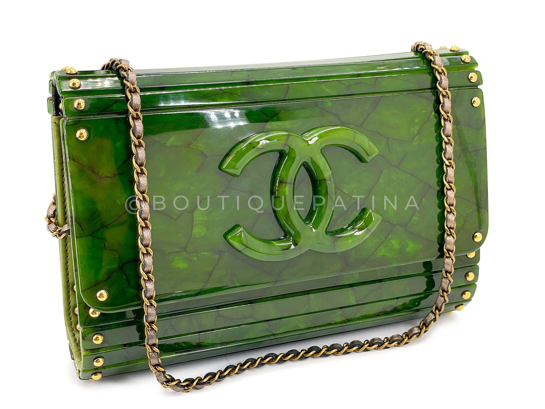 Vert Chanel 2010 Paris-Shanghai Pochette en plexiglas vert jade sur chaîne 68527 en vente