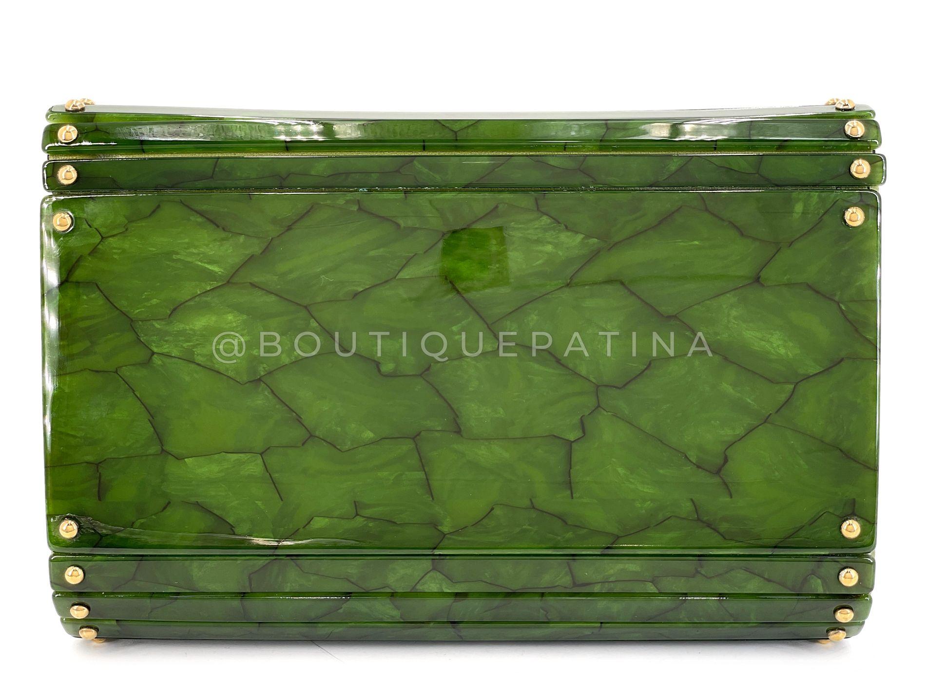Chanel 2010 Paris-Shanghai Pochette en plexiglas vert jade sur chaîne 68527 en vente 1