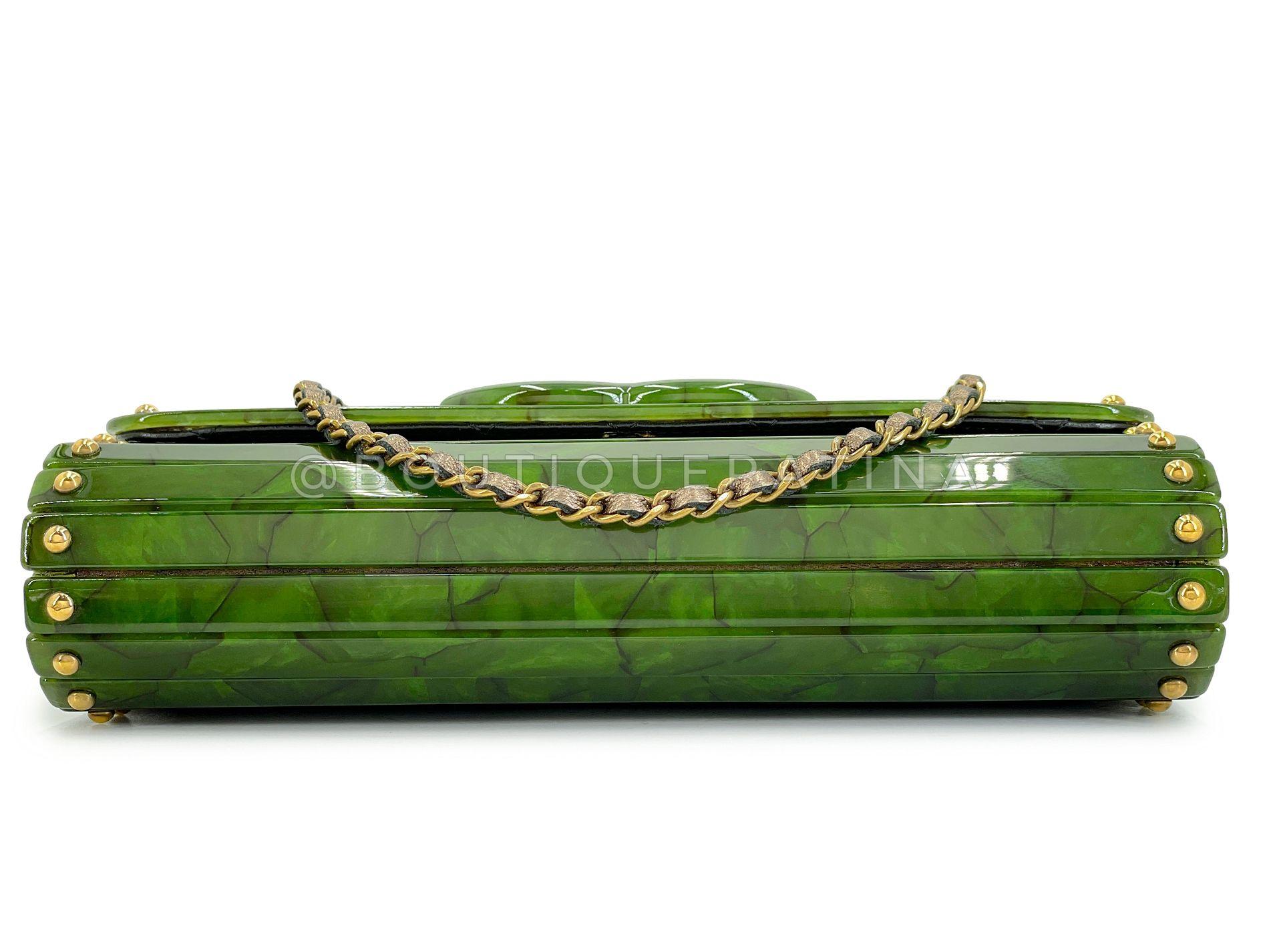Chanel 2010 Paris-Shanghai Pochette en plexiglas vert jade sur chaîne 68527 en vente 2