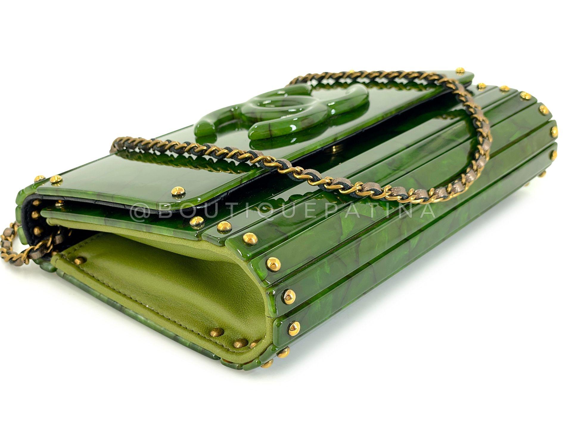Chanel 2010 Paris-Shanghai Pochette en plexiglas vert jade sur chaîne 68527 en vente 3