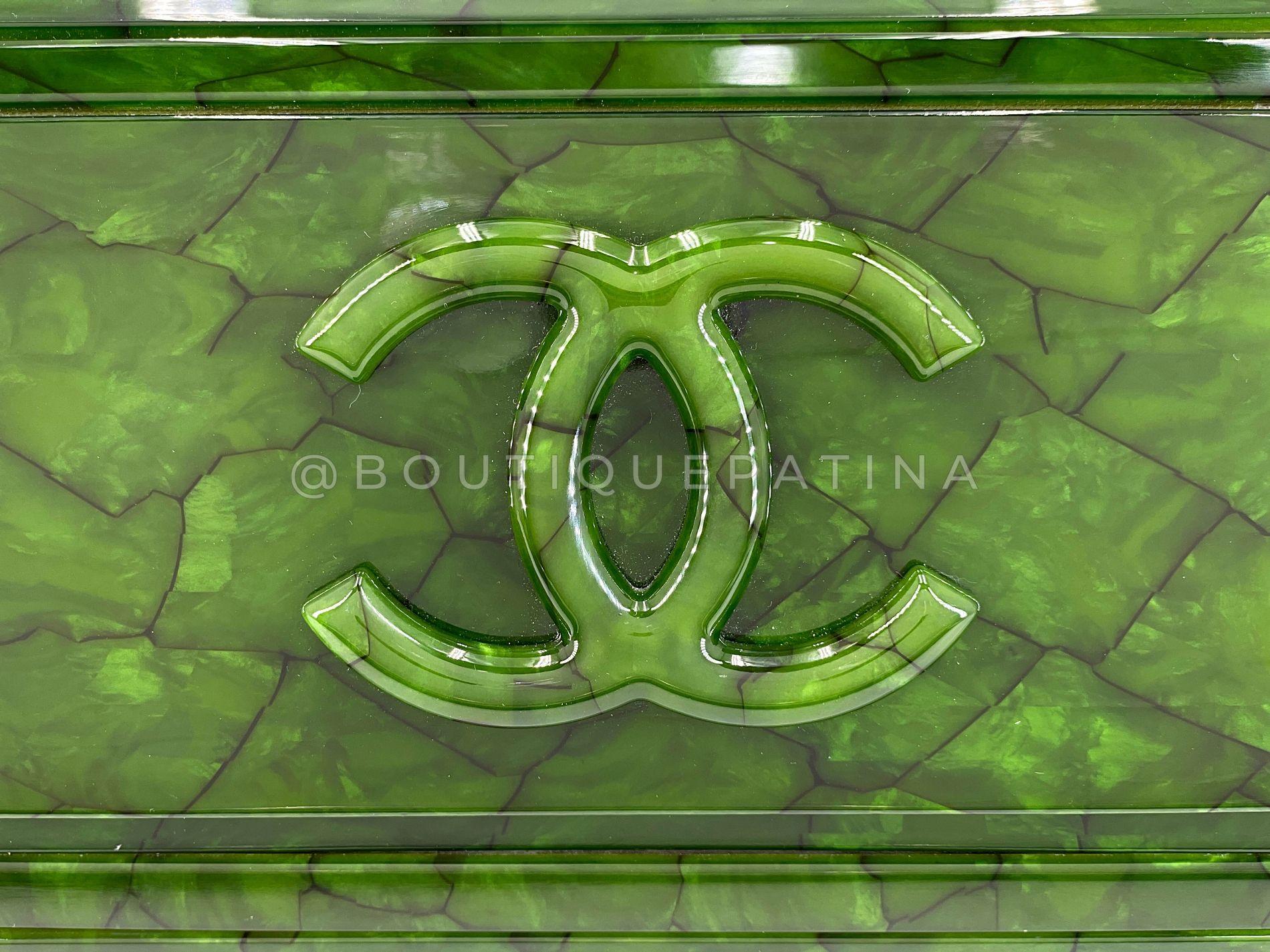 Chanel 2010 Paris-Shanghai Pochette en plexiglas vert jade sur chaîne 68527 en vente 4