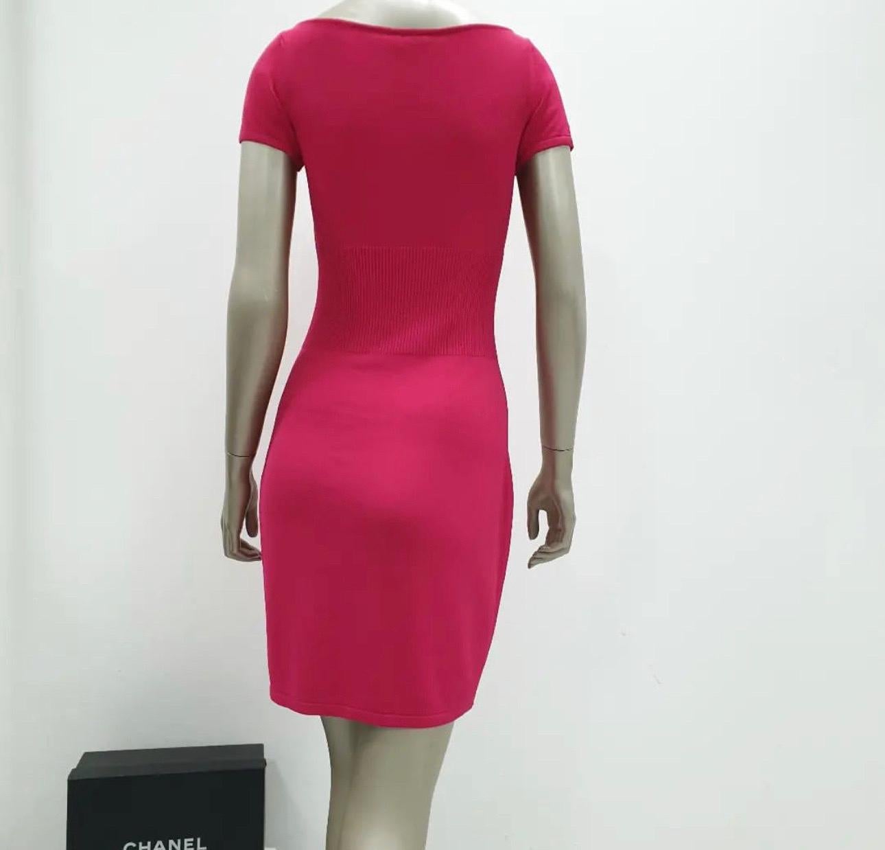 2010 Lion Logo CC.
Pink Knee-Length Pullover Knit Shift Sweater MIDI mini Dress 
Taille 36

Très bon état.