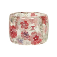 Chanel 2010 - Bracelet manchette en résine avec CC incrustés et fleurs
