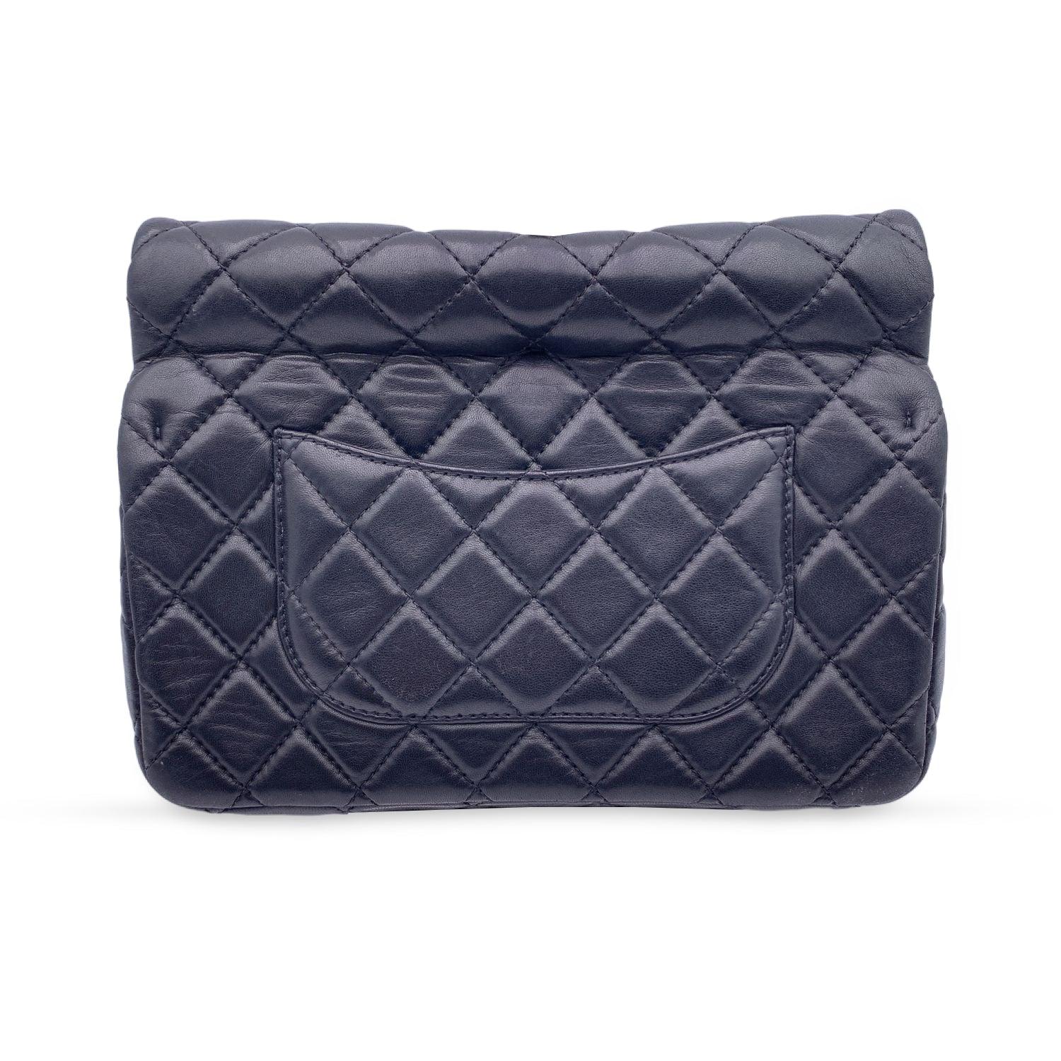 Chanel 2010s Black Quilted Leather Roll Reissue 2.55 Clutch Bag In Excellent Condition For Sale In Rome, Rome