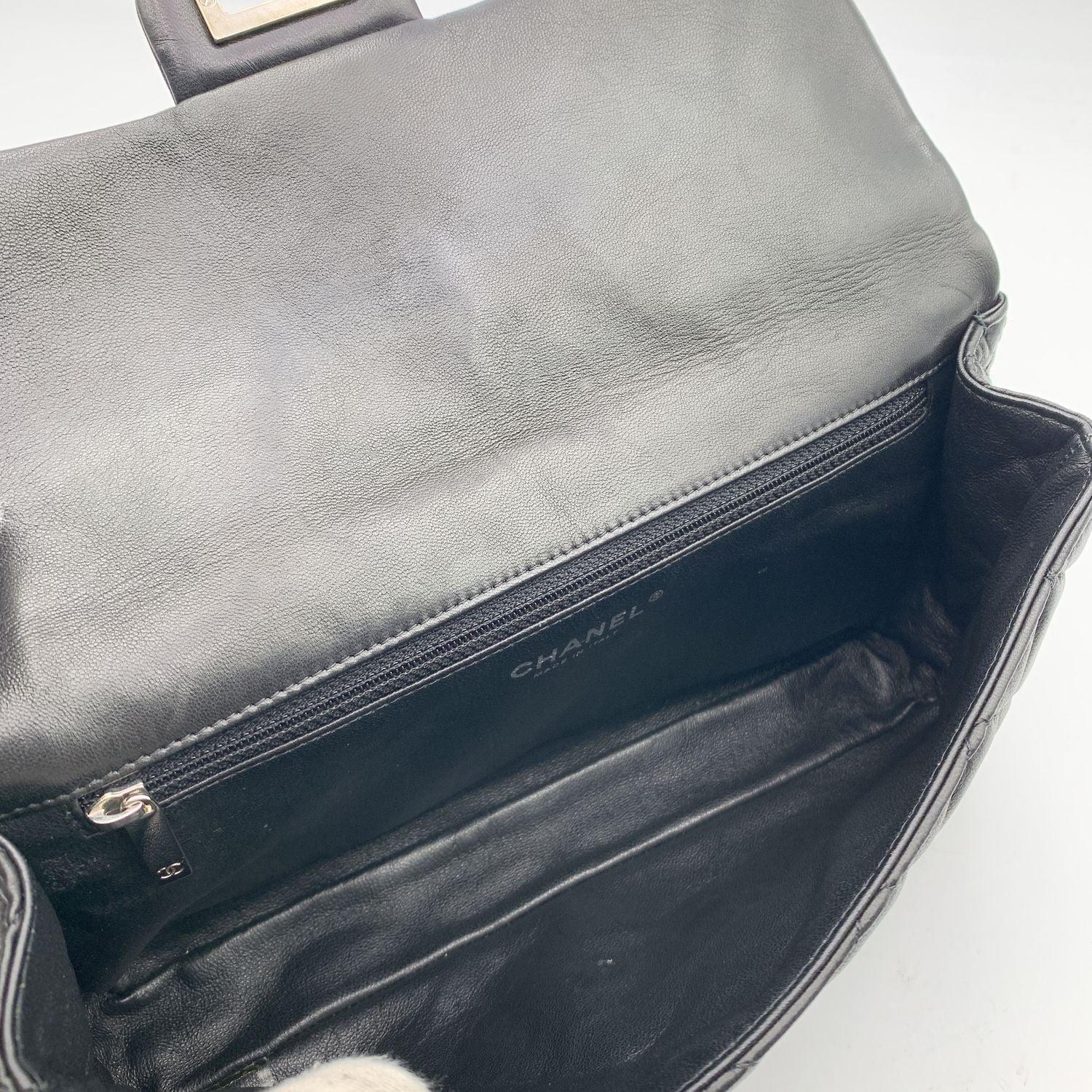 Chanel 2010s Black Quilted Leather Roll Reissue 2.55 Clutch Bag For Sale 1