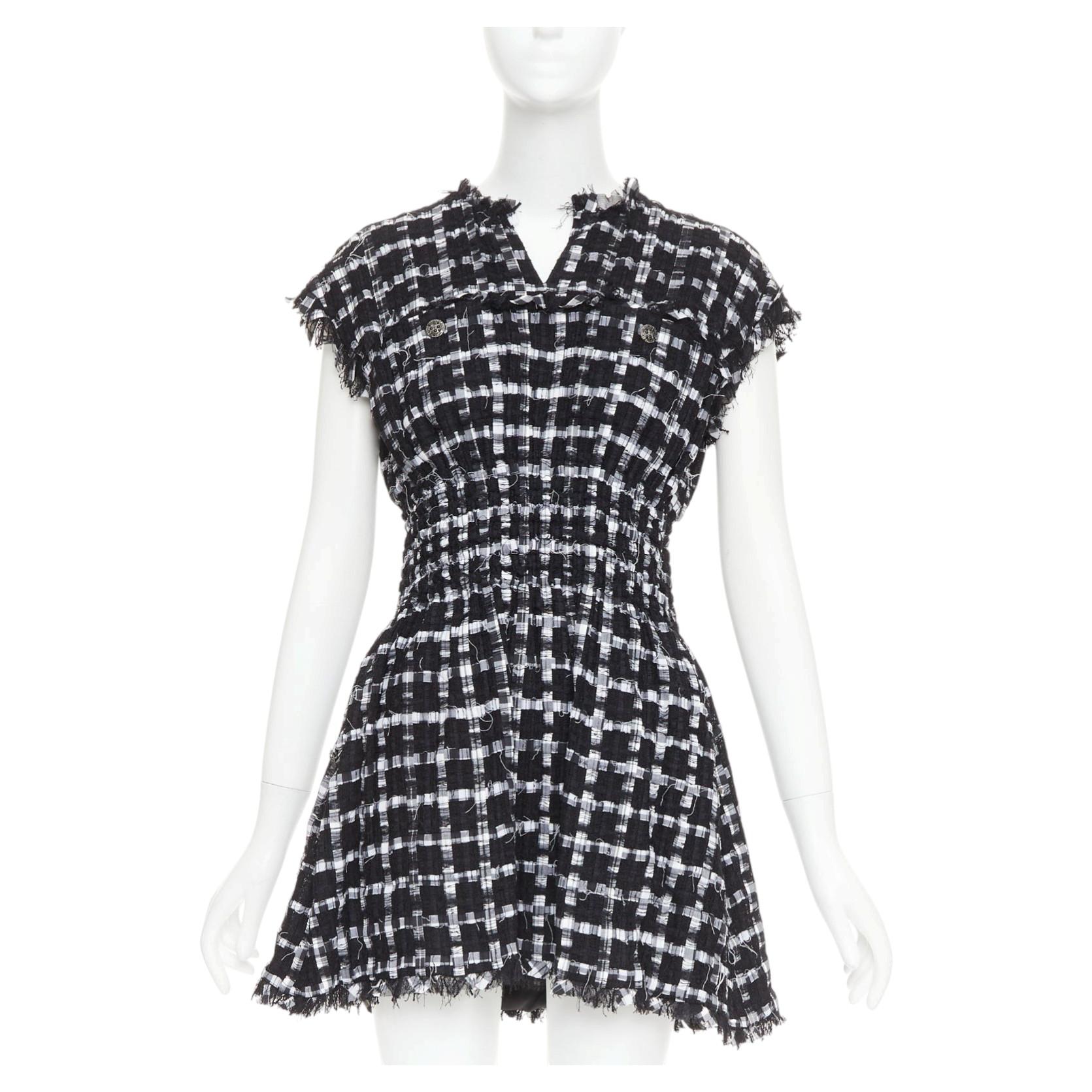 Chanel 2011: miniabito in tweed a quadri bianchi e neri con bordi sfrangiati e bottoni, con arricciature - taglia FR36 S