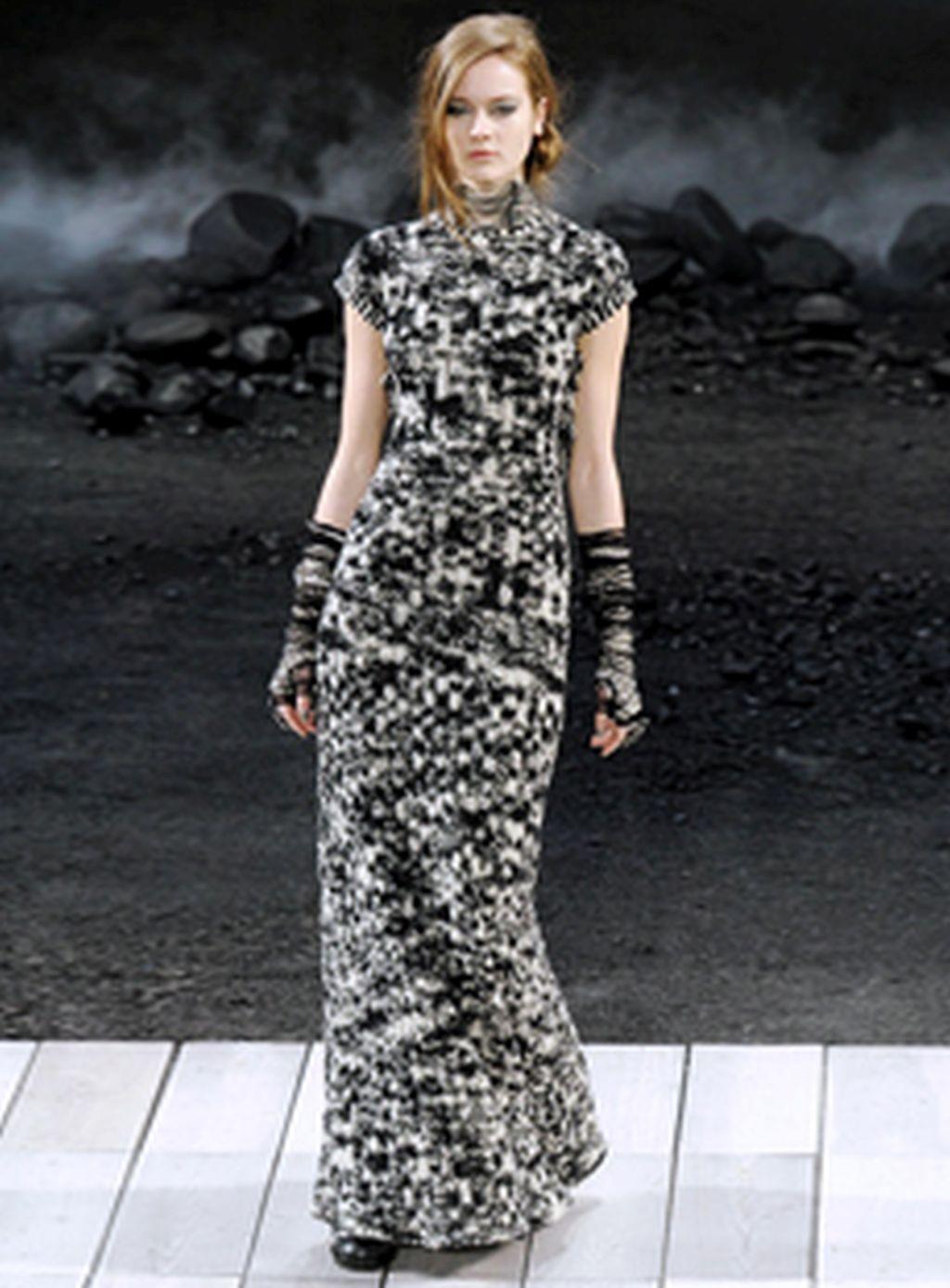 Chanel 2011 Fall/Winter Collection Black & White Boucle Knit Maxi Gown 2