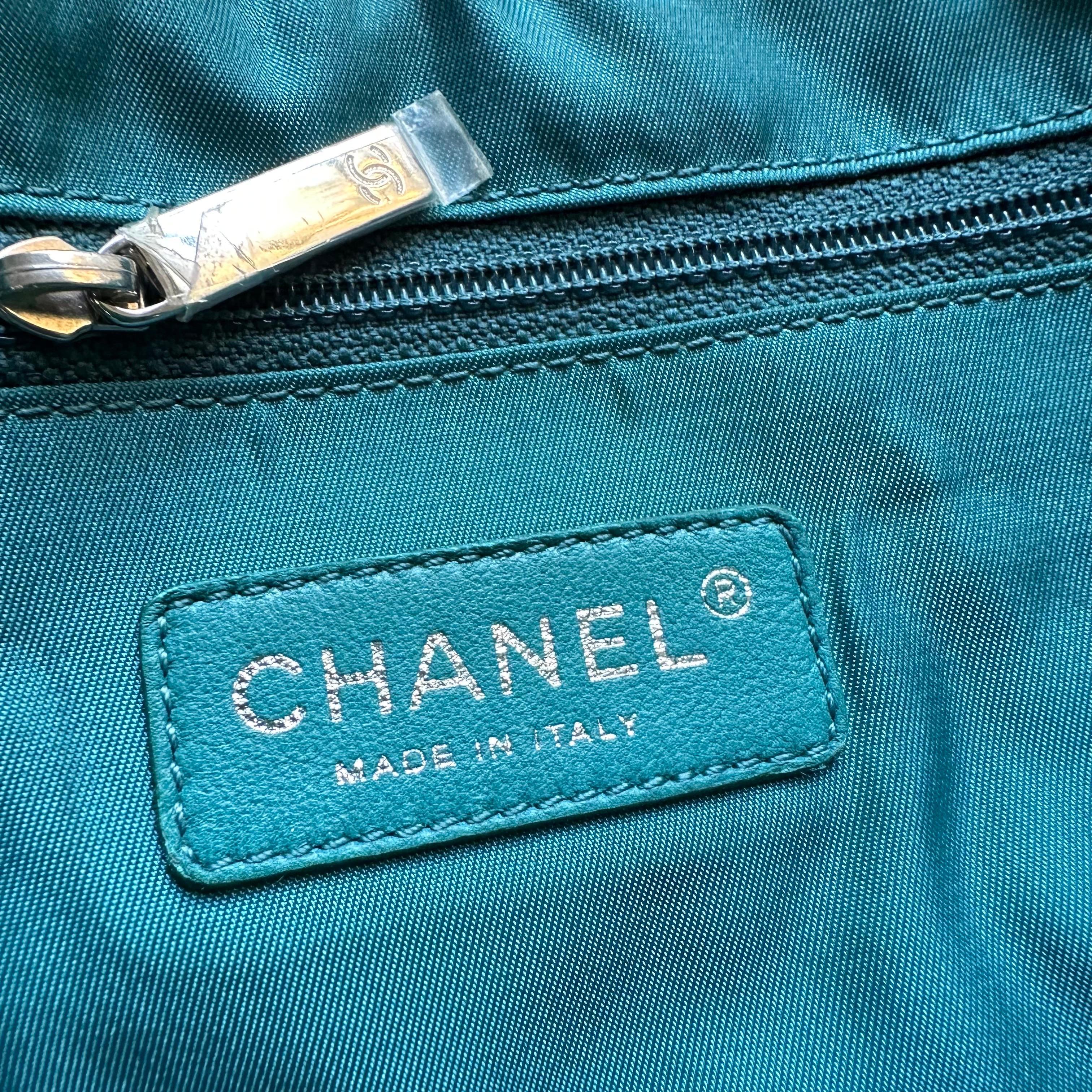 Chanel Rare 2011 Graffiti Watercolor Pavements Jumbo Tote Nylon Resort Bag For Sale 13