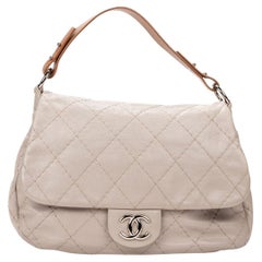 Chanel 2011 - Grand sac à rabat simple cousu gris