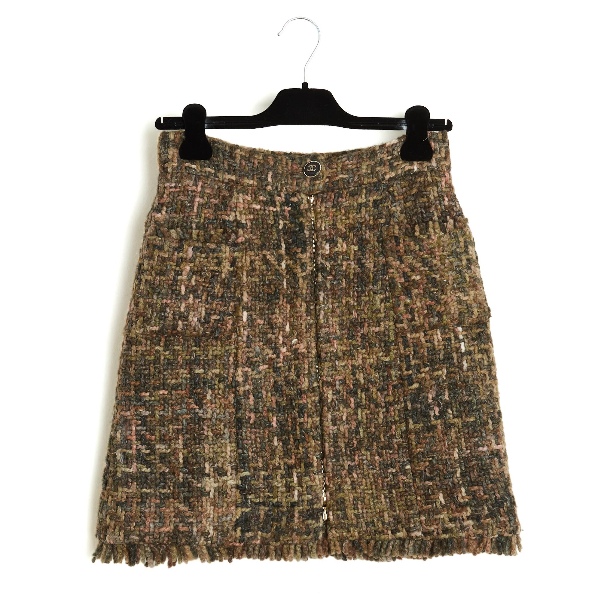 Rock der Chanel FW 2011 Collection aus Woll-Tweed in Grün- und Rosatönen, hoch tailliert, mittellang und leicht A-förmig, mit CC-Logo-Knopf und goldenem Metallreißverschluss, der sich von oben oder unten öffnen lässt, zwei aufgesetzte Taschen auf