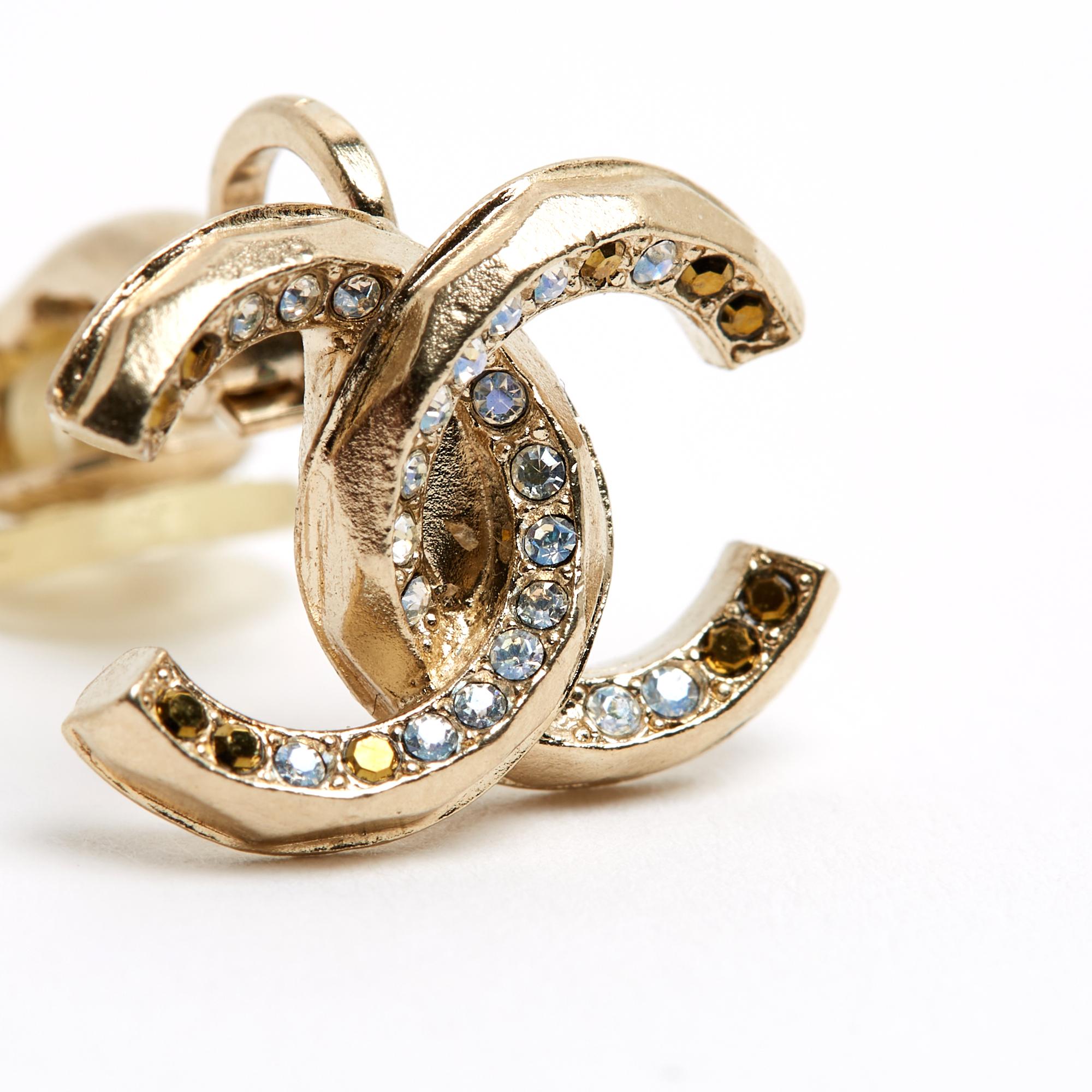 Chanel single earring (not a pair) 2011 clip in shaped gold-plated metal, encrusted with beige (so-called 