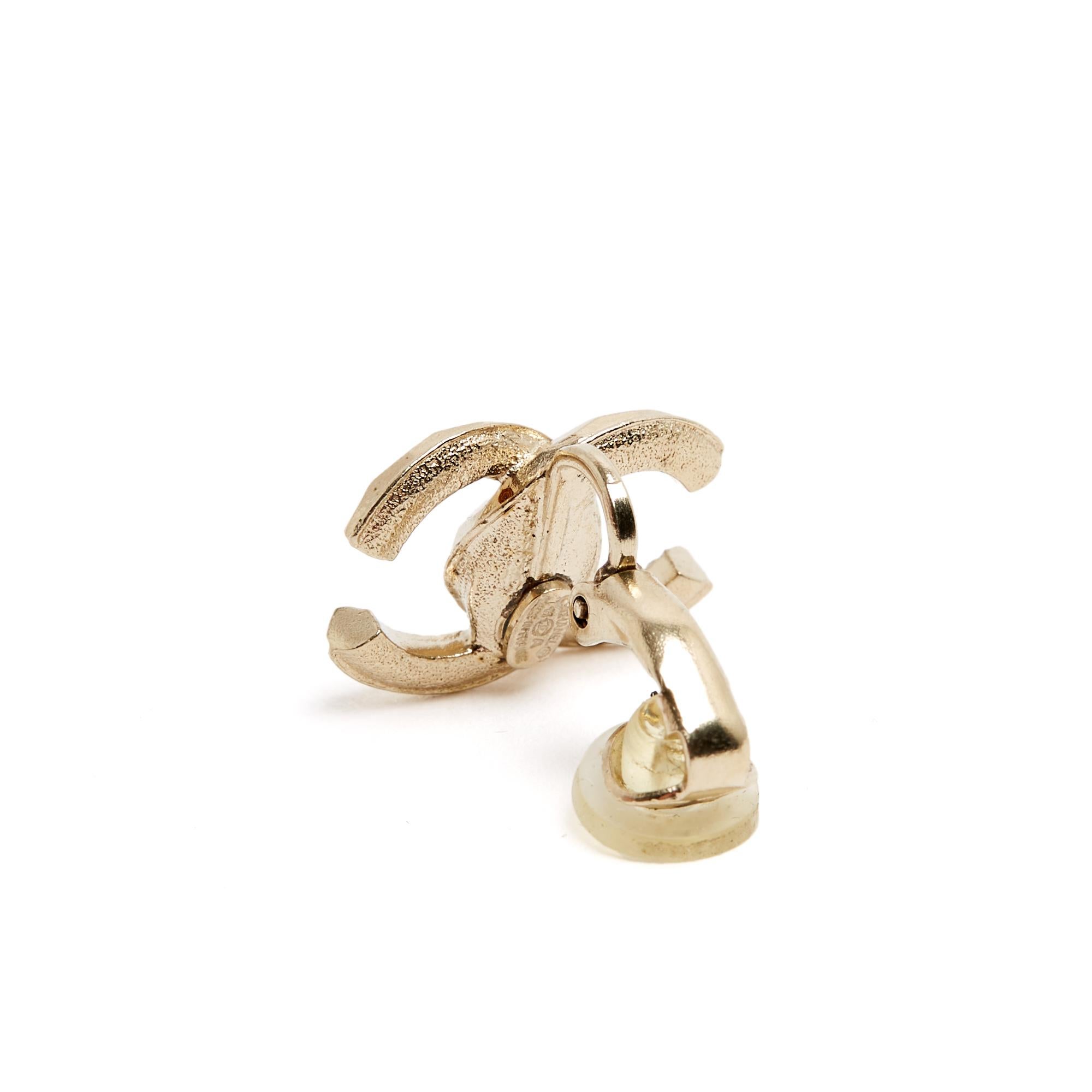 Chanel 2011 Mono Boucle Oreille Clip CC Golden Metal 2 tones CC Earring Clip In Excellent Condition For Sale In PARIS, FR