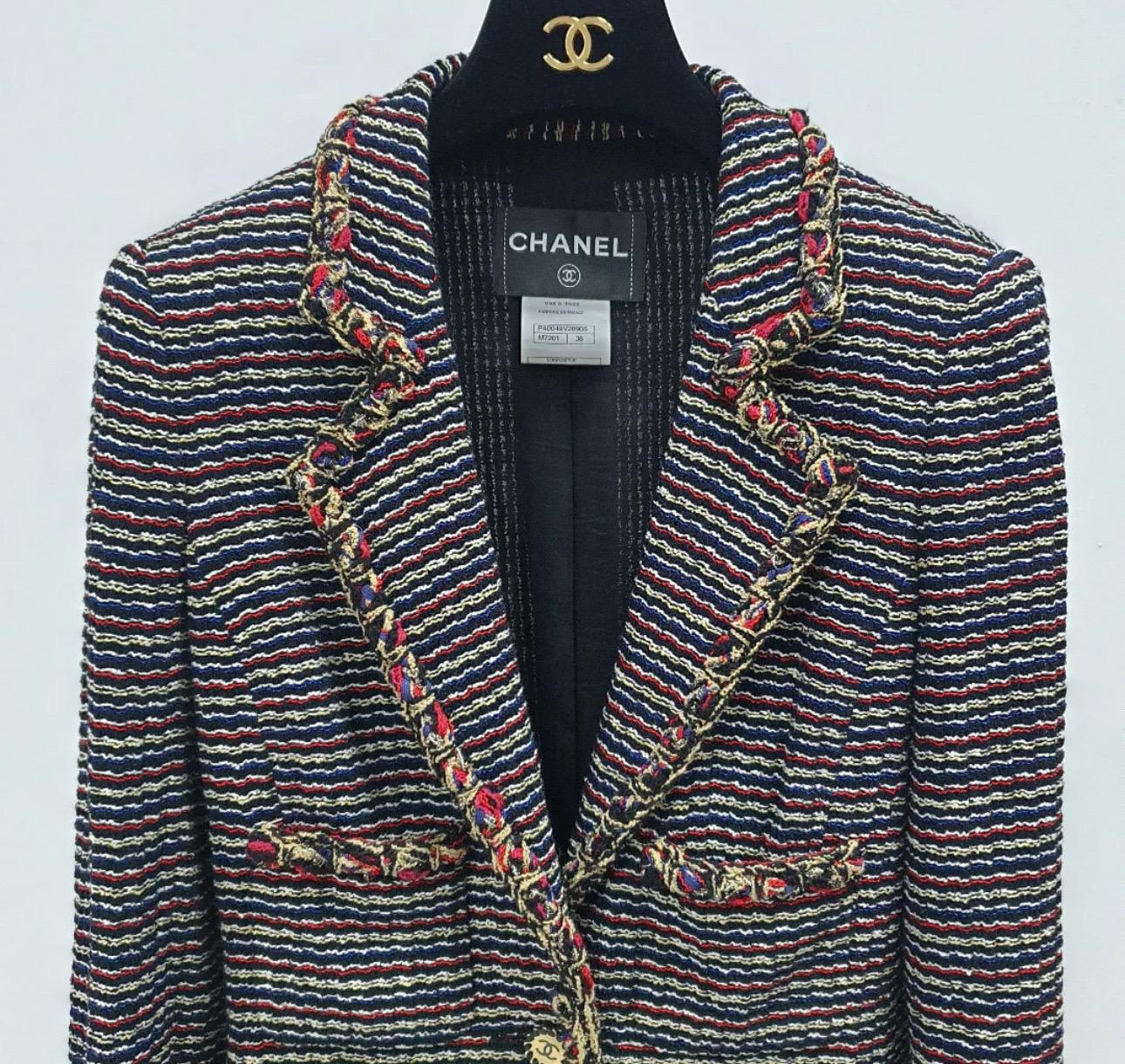 Veste en tweed multicolore de Chanel Blazer de la Collection CRUISE 2011 de Karl Lagerfeld. Cette pièce élégante est en excellent état et prête à rehausser votre garde-robe. Veuillez noter que le cintre n'est pas inclus. Ce blazer unique présente un