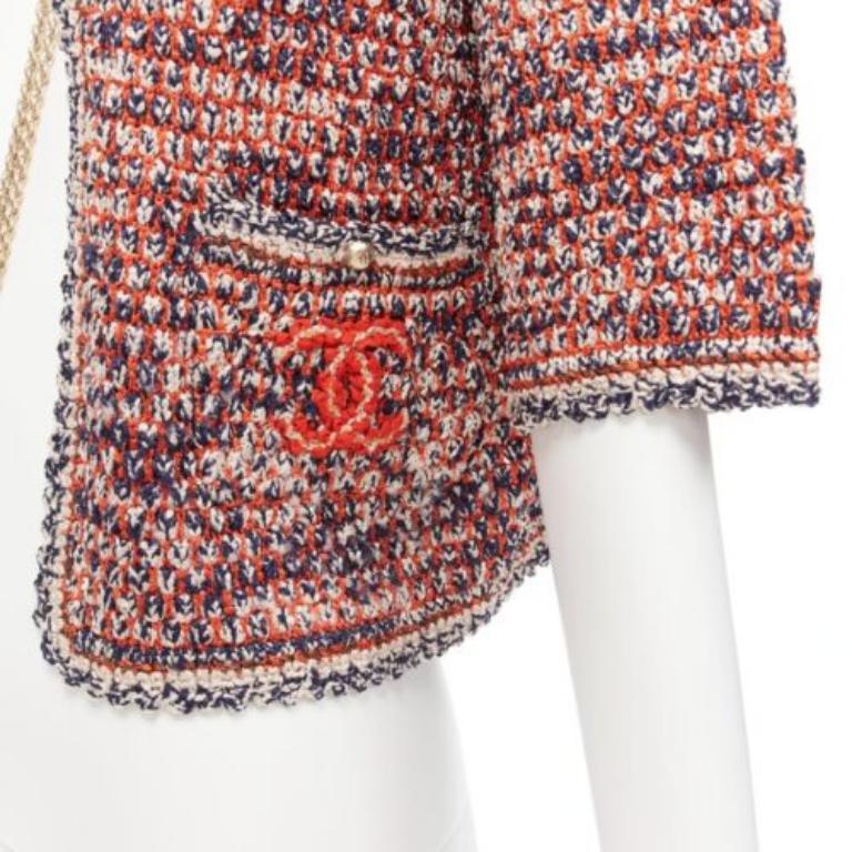 Chanel 2011, giacca cropped in maglia boule rossa con logo CC e catena d'oro FR36 S
Riferimento: TGAS/D00755
Marchio: Chanel
Designer: Karl Lagerfeld
Collection'S: Crociera 2011
Materiale: Tweed
Colore: rosso, blu scuro
Modello: Tweed
Chiusura: