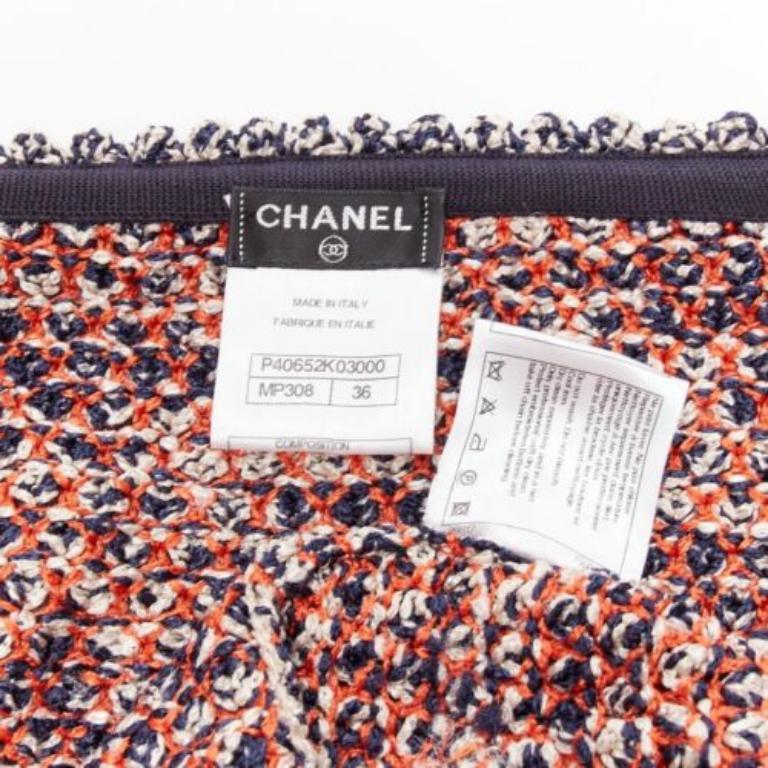Chanel 2011, giacca cropped in maglia boule rossa con logo CC e catena d'oro FR36 S in vendita 4