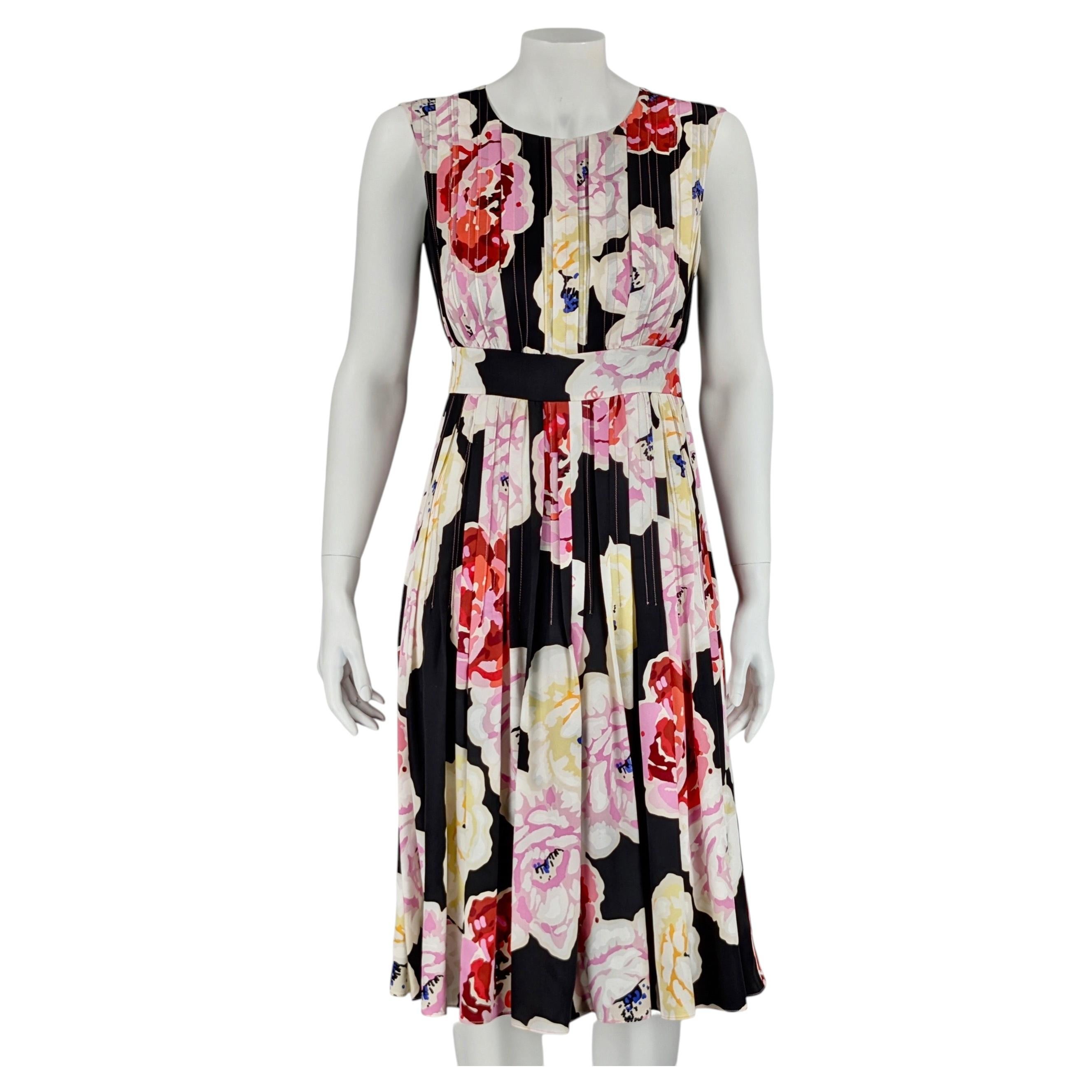 Chanel 2011 Laufsteg-Kleid aus plissierter Seide mit Kamelienmotiv von Karl Lagerfeld