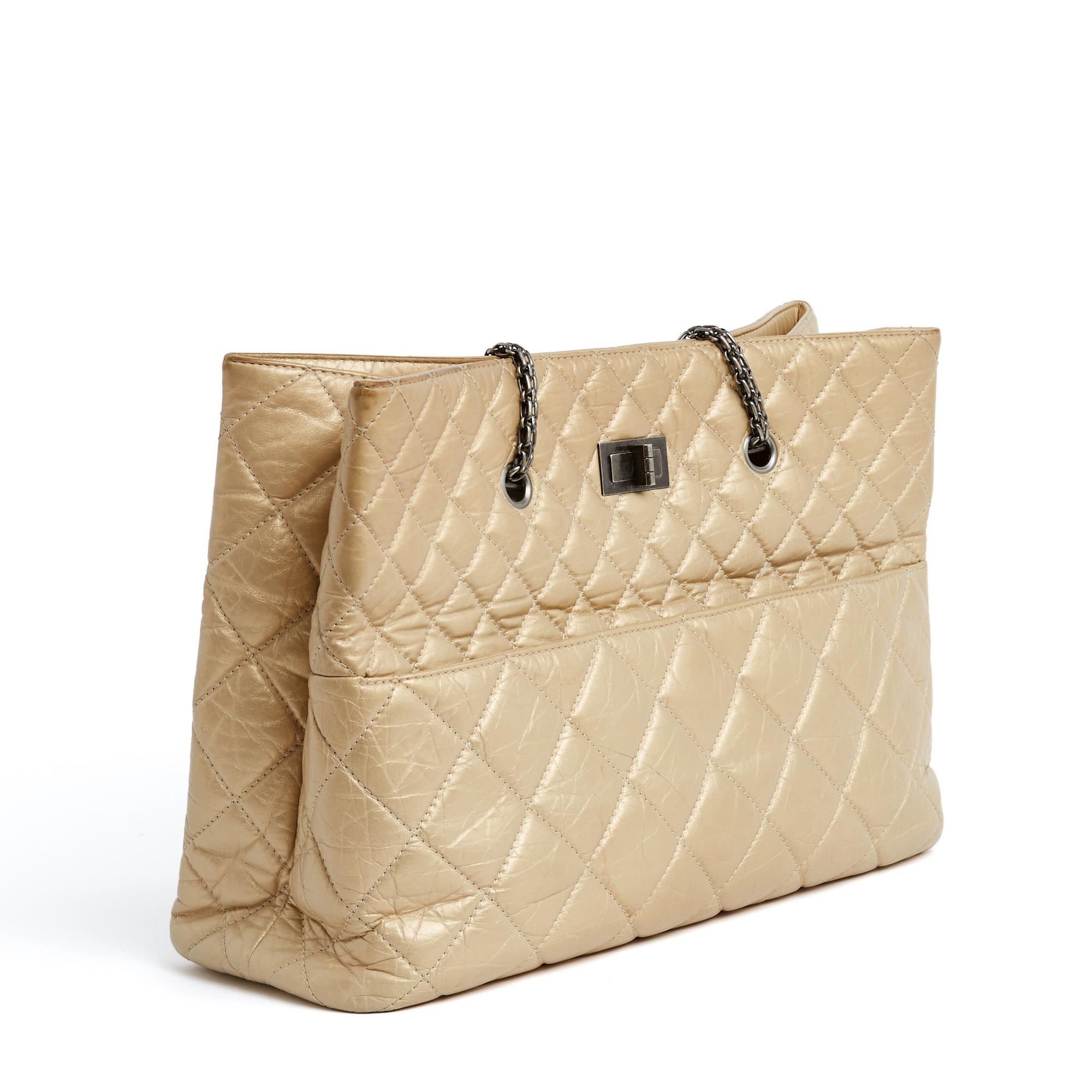 Chanel bag series 2.55 Cabas model Medium format in aged pale gold leather, large patch pocket in front below the 2.55 clasp in blackened silver metal, interior in beige canvas with a large zipped pocket, a double patch pocket, a beige leather link