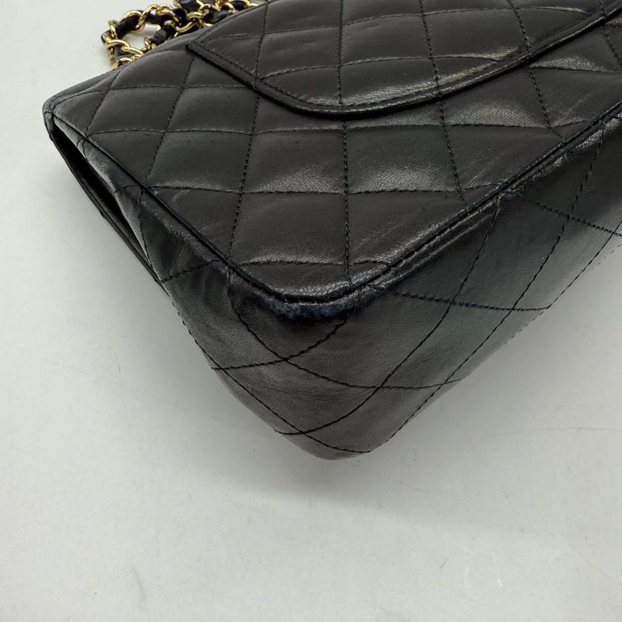 Chanel 2011 Timeless Classic Flap Medium in pelle di agnello nera con finiture in oro in vendita 5