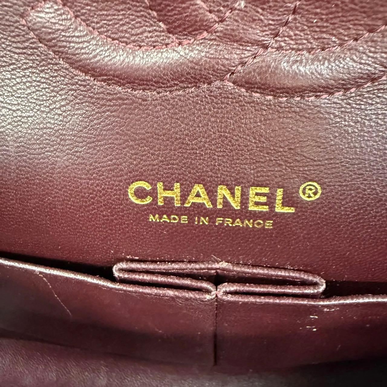 Chanel 2011 Timeless Classic Flap Medium in pelle di agnello nera con finiture in oro in vendita 6