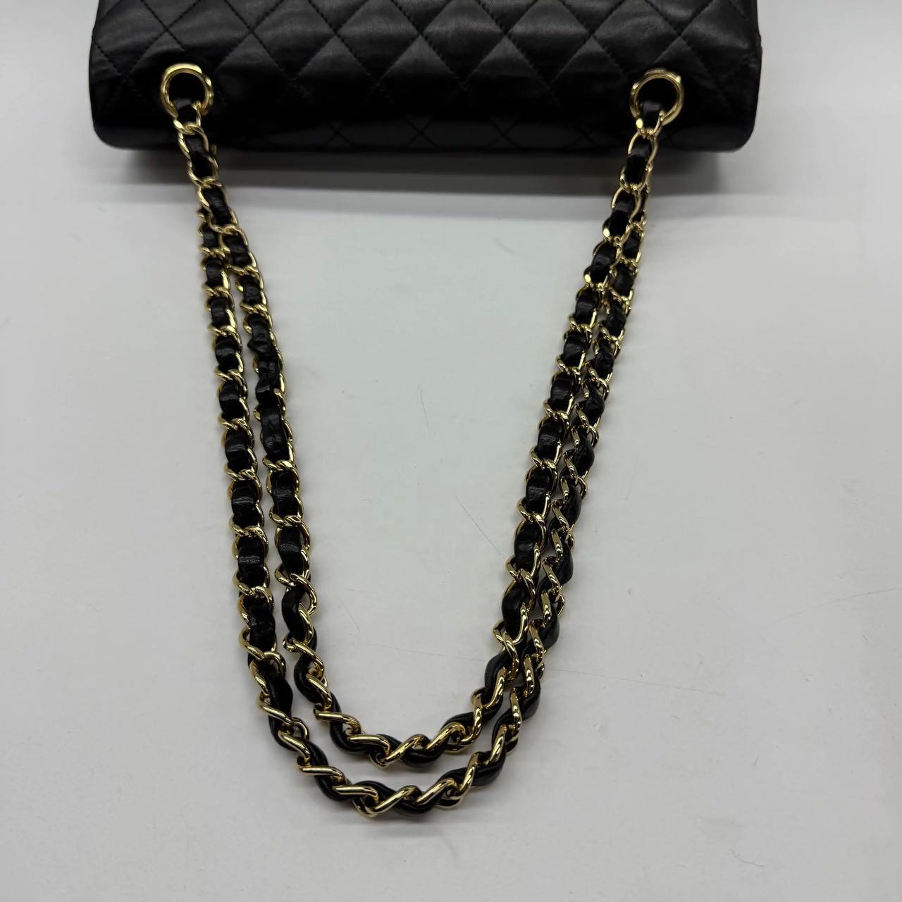 Chanel 2011 Timeless Classic Flap Medium in pelle di agnello nera con finiture in oro in vendita 8