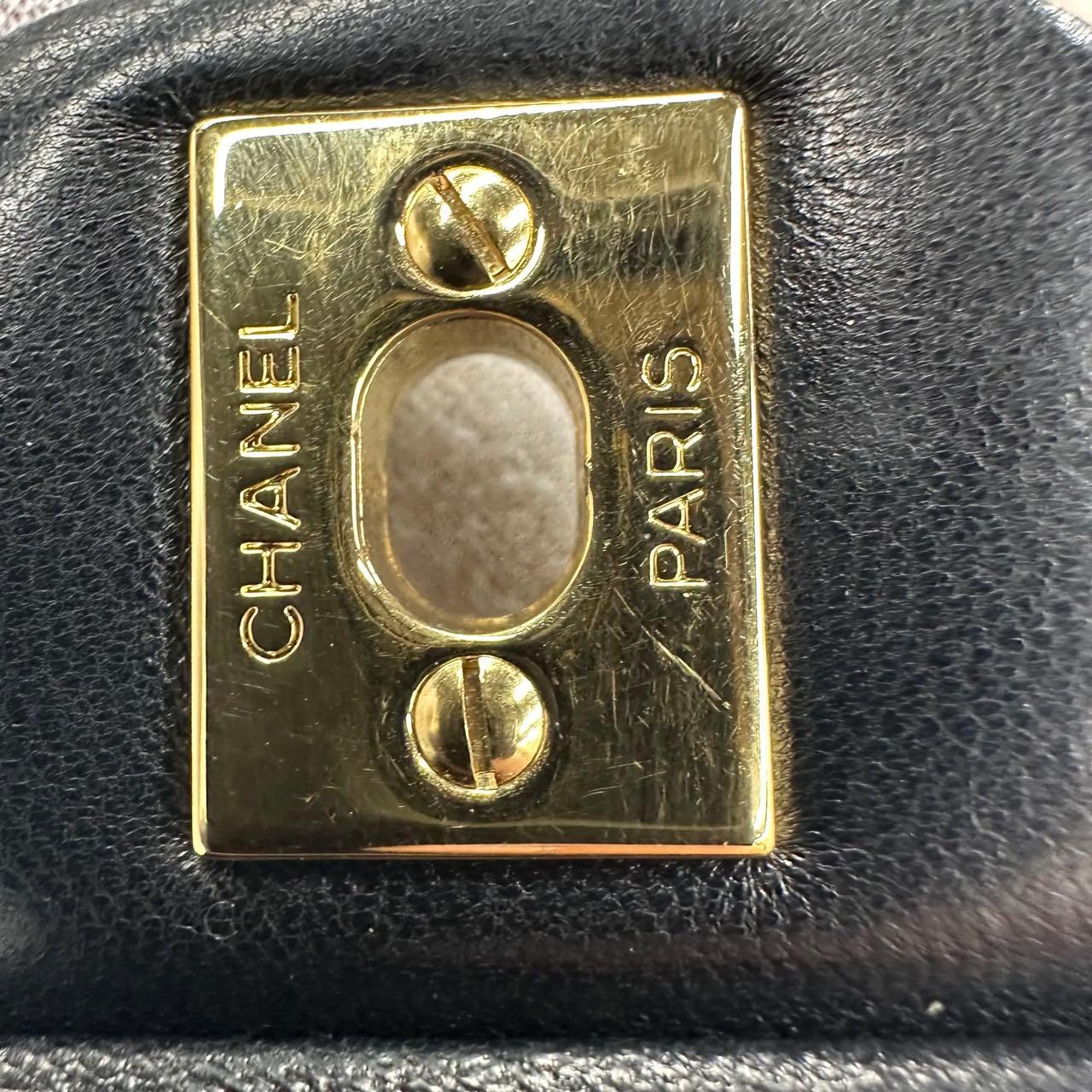 Chanel 2011 Timeless Classic Flap Medium in pelle di agnello nera con finiture in oro in vendita 11
