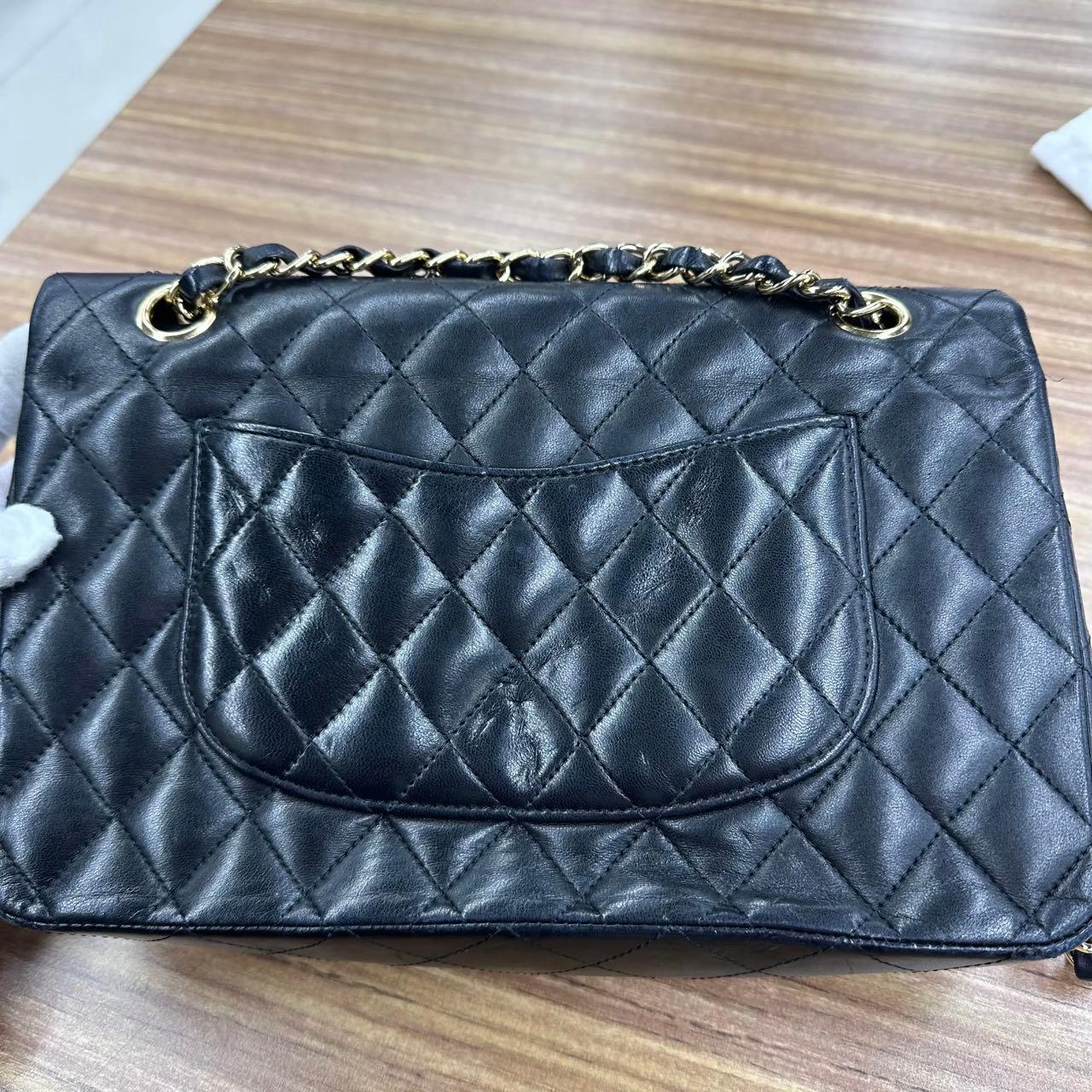 Chanel 2011 Timeless Classic Flap Medium in pelle di agnello nera con finiture in oro in vendita 12