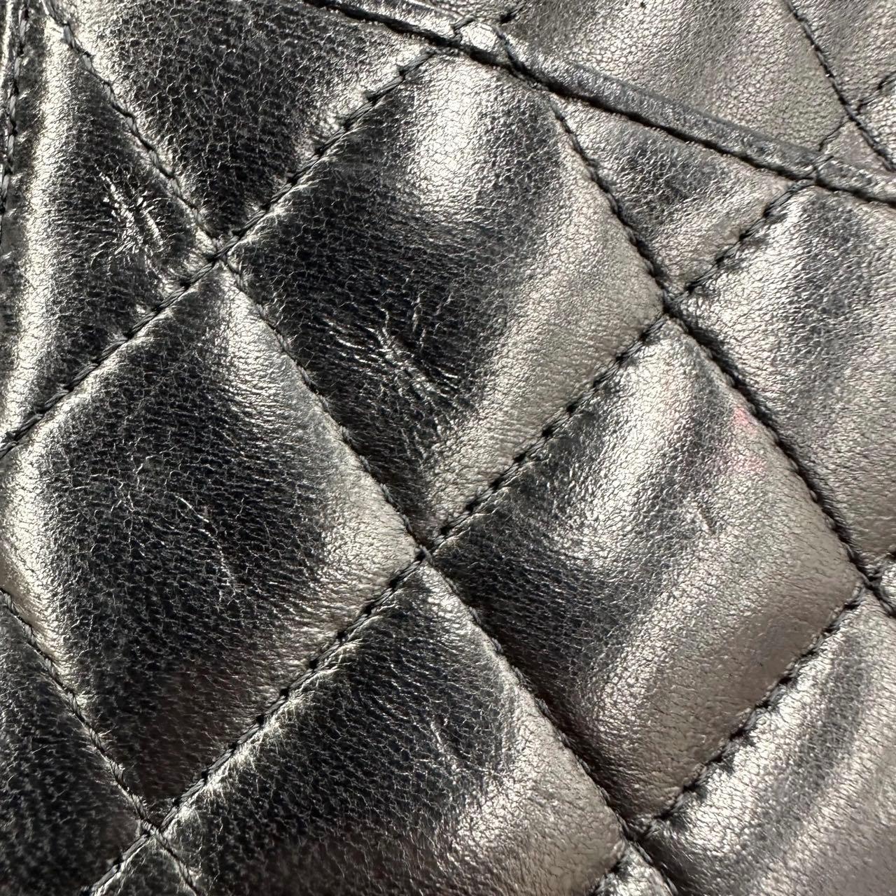 Chanel 2011 Timeless Classic Flap Medium in pelle di agnello nera con finiture in oro in vendita 13