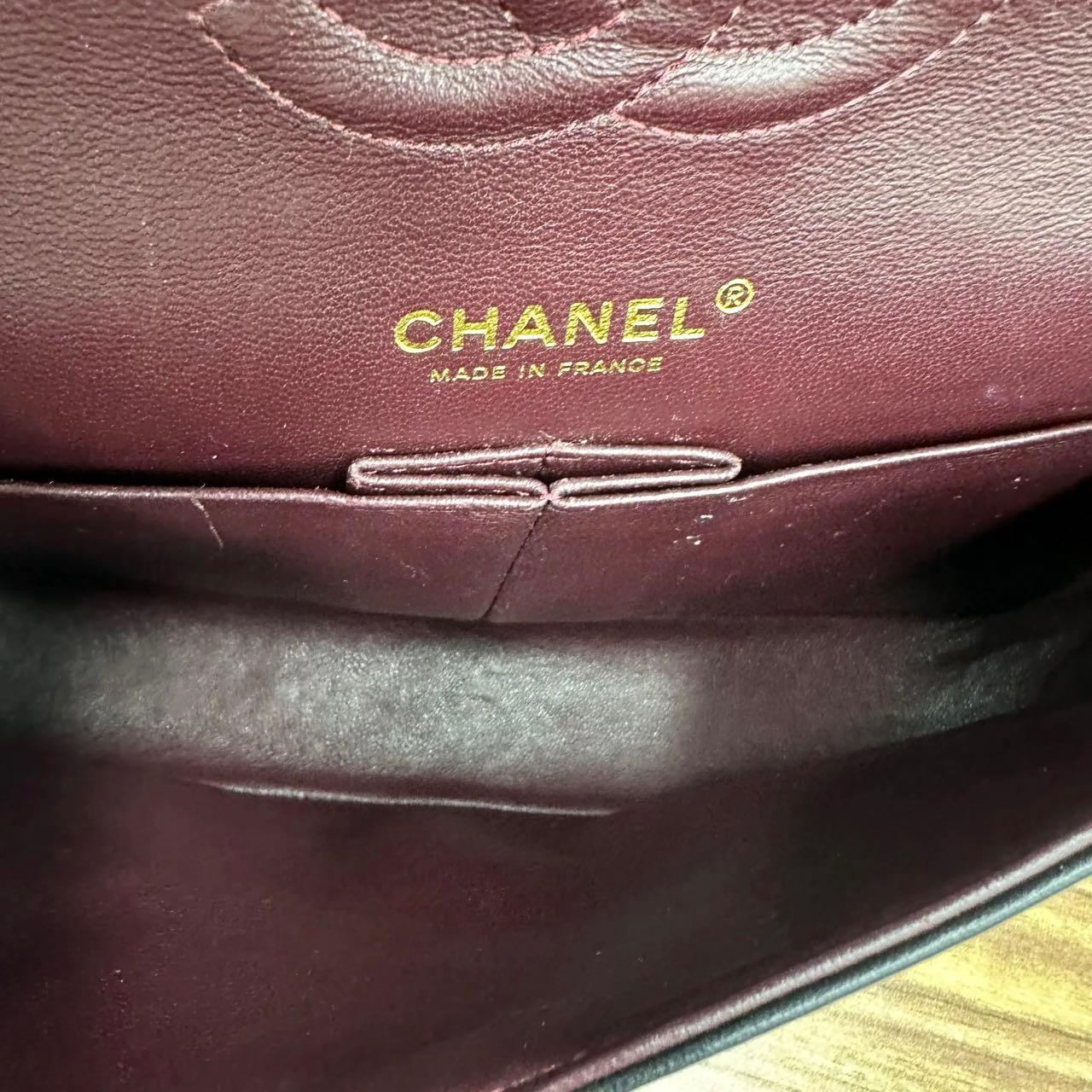 Chanel 2011 Timeless Classic Flap Medium in pelle di agnello nera con finiture in oro in vendita 15