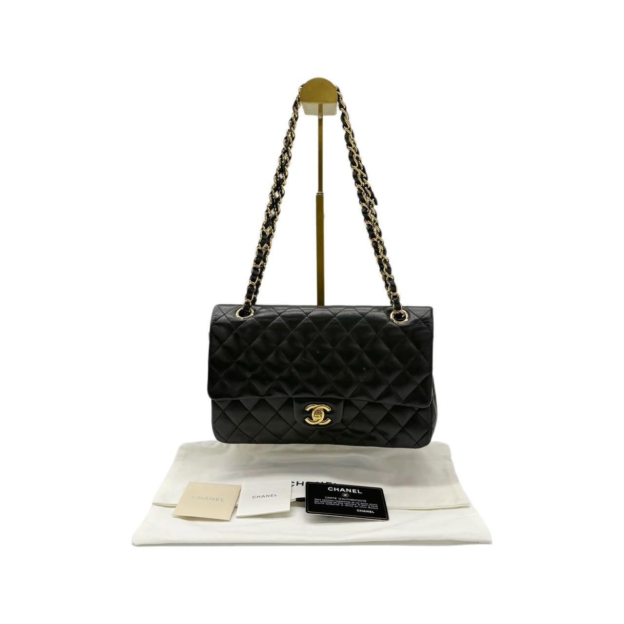 Chanel 2011 Timeless Classic Flap Medium in pelle di agnello nera con finiture in oro in vendita 1