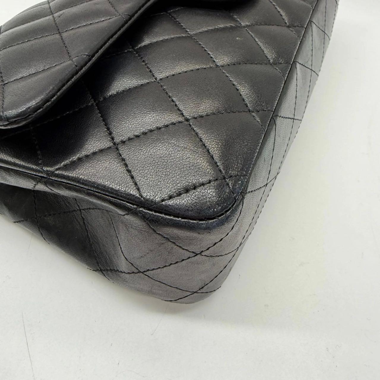 Chanel 2011 Timeless Classic Flap Medium in pelle di agnello nera con finiture in oro in vendita 2